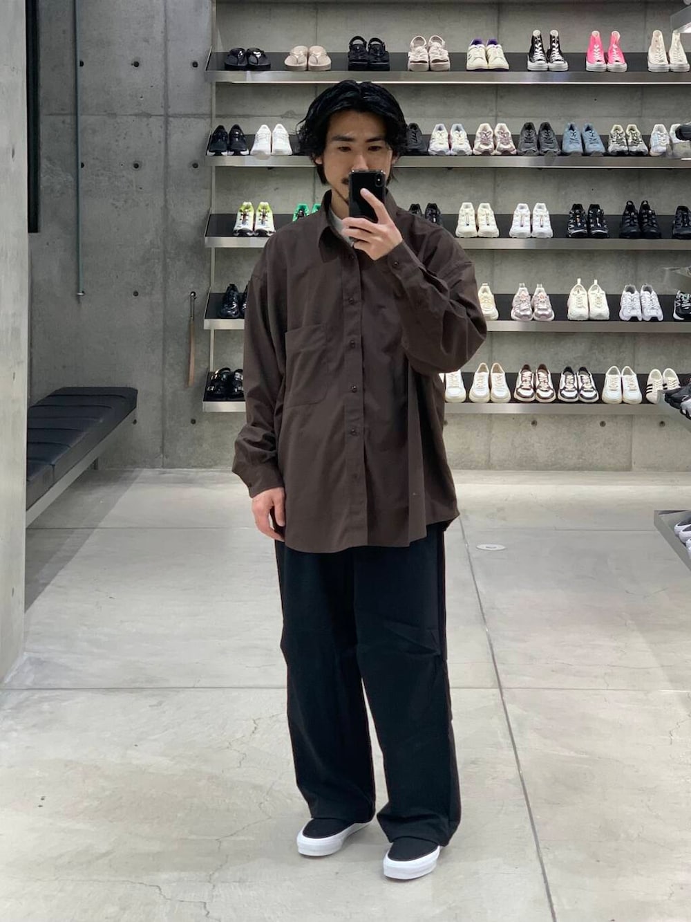 「大人カジュアル、ワイドパンツ、vans、オーバーサイズ、イージーパンツ、機能素材、スニーカーコーデ、夏コーデ、リラックス、シャツコーデ、ナイロンパンツ、ddddddd、大人リラックス」｜「VANSのVANS PREMIUM　Slip-On Reissue 98（スニーカー、ブラック系）」を使った、KUROKAWA DAIKIさん（メンズ・168cm）の春コーディネートの2枚目の写真
