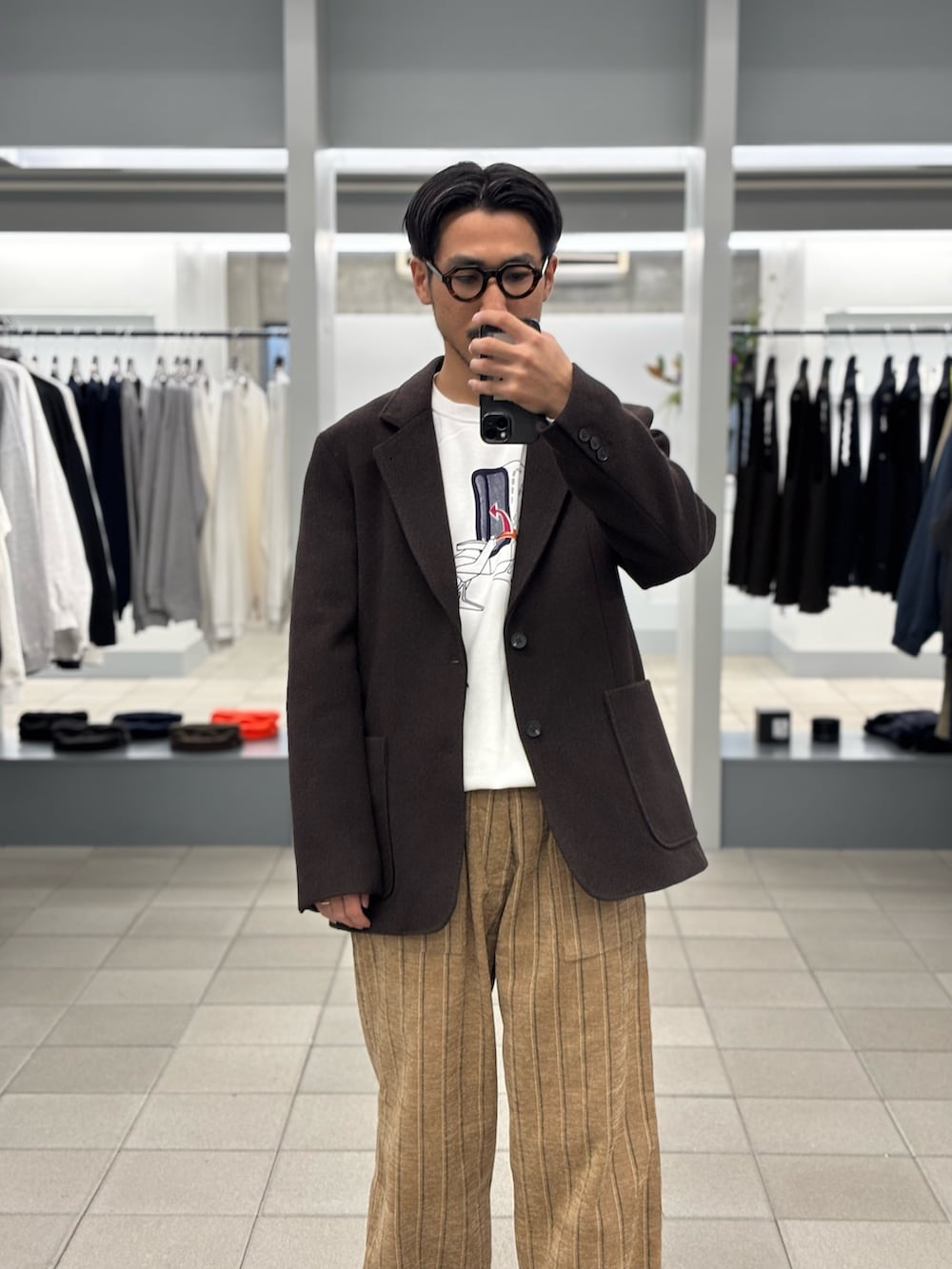 ブラウン系のその他アウター、パープル系のその他パンツ、ブラウン系のローファーを着用したメンズの秋コーディネートの4枚目の写真