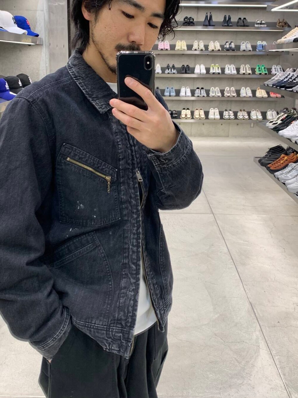 ブラック系のデニムジャケット、ブラック系のドレスシューズを着用したメンズの冬コーディネートの3枚目の写真