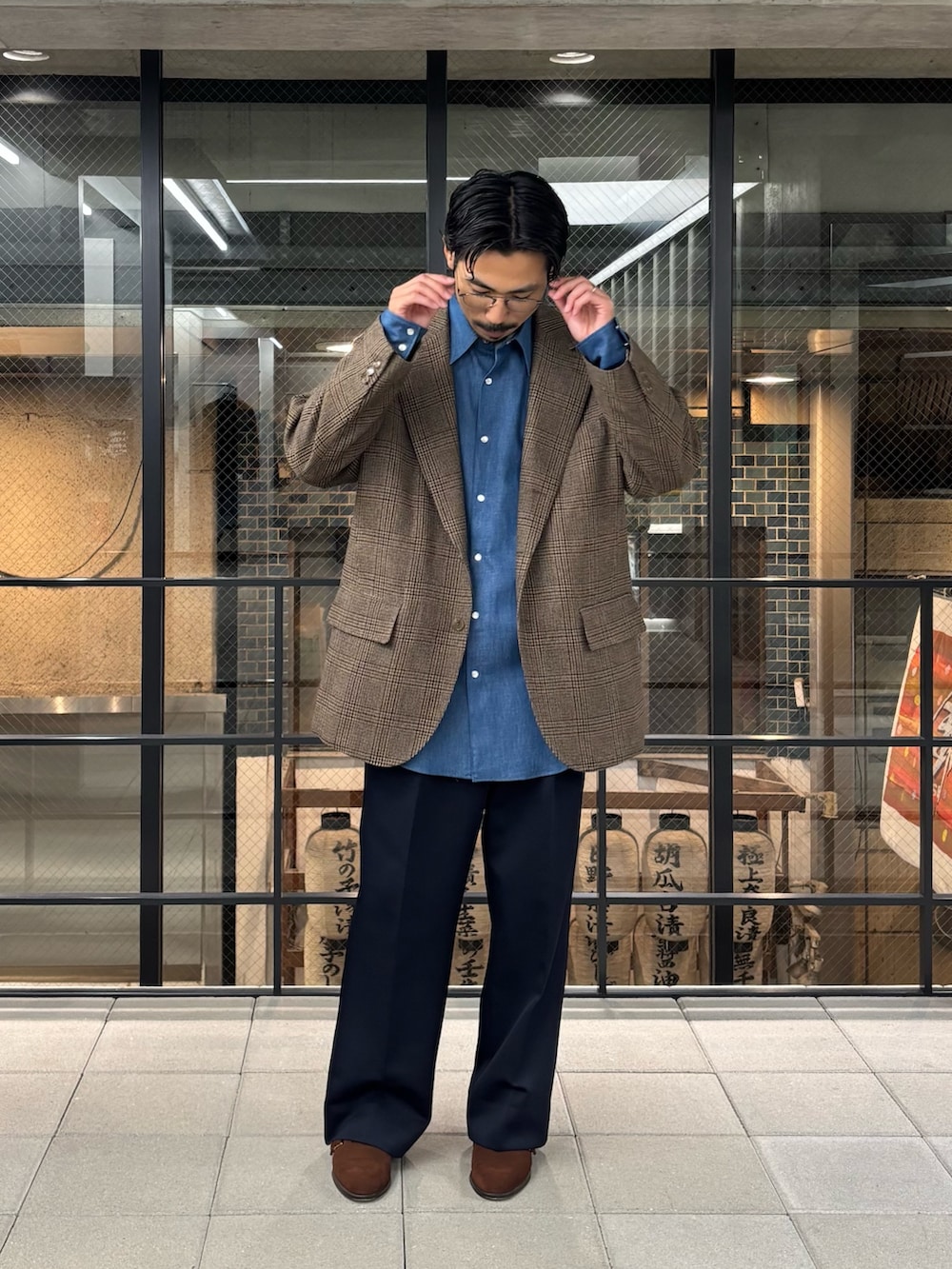 ブルー系のその他パンツ、ブルー系のシャツ/ブラウス、ブラウン系のローファーを着用したメンズの秋コーディネートの4枚目の写真