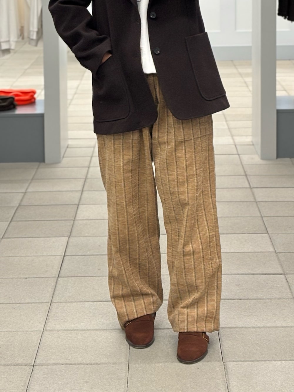 ブラウン系のその他アウター、パープル系のその他パンツ、ブラウン系のローファーを着用したメンズの秋コーディネートの6枚目の写真