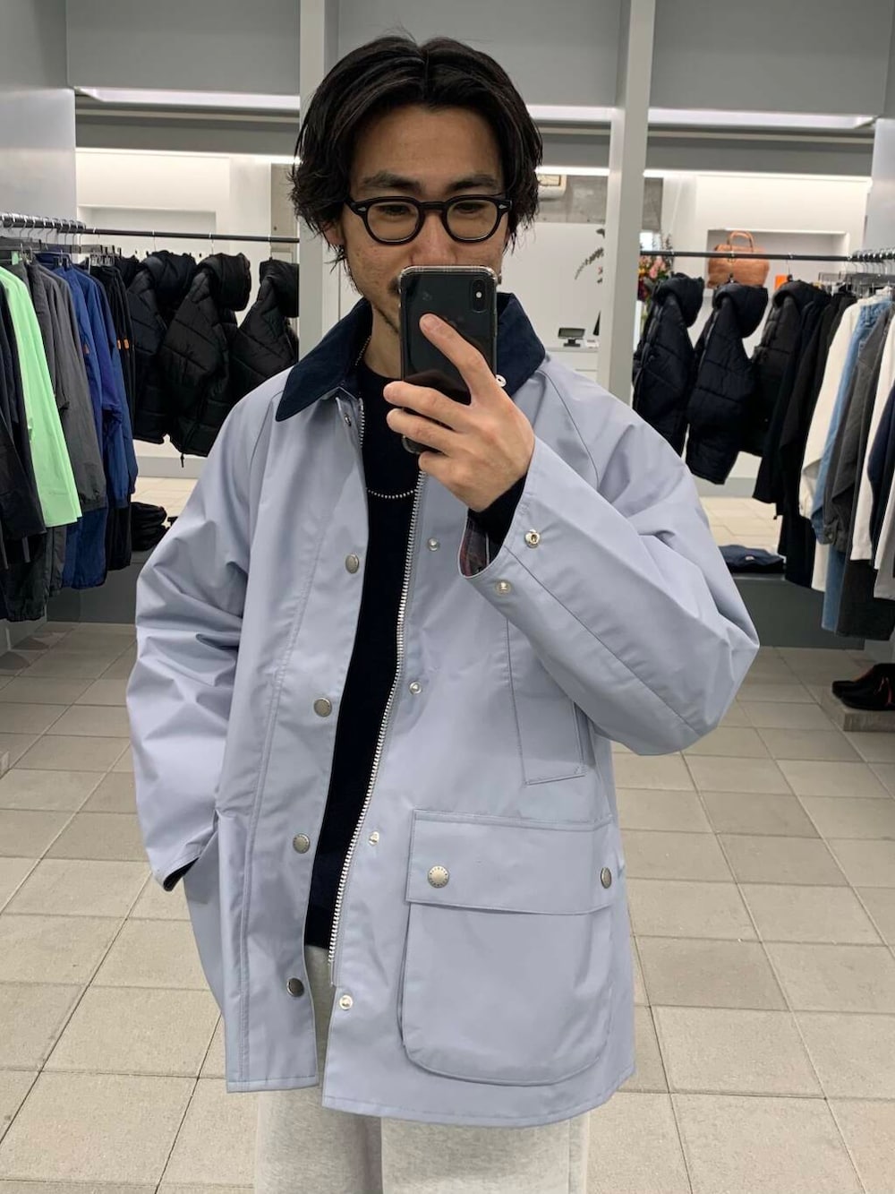 ブルー系のナイロンジャケット、グレー系のスウェットパンツ、ブルー系のニット/セーターを着用したメンズの冬コーディネートの3枚目の写真