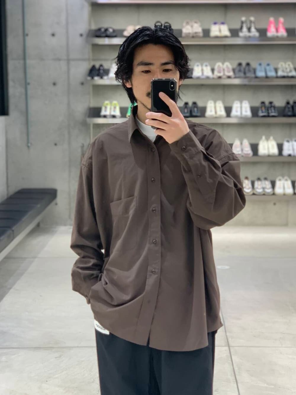 「大人カジュアル、ワイドパンツ、vans、オーバーサイズ、イージーパンツ、機能素材、スニーカーコーデ、夏コーデ、リラックス、シャツコーデ、ナイロンパンツ、ddddddd、大人リラックス」｜「VANSのVANS PREMIUM　Slip-On Reissue 98（スニーカー、ブラック系）」を使った、KUROKAWA DAIKIさん（メンズ・168cm）の春コーディネートの3枚目の写真