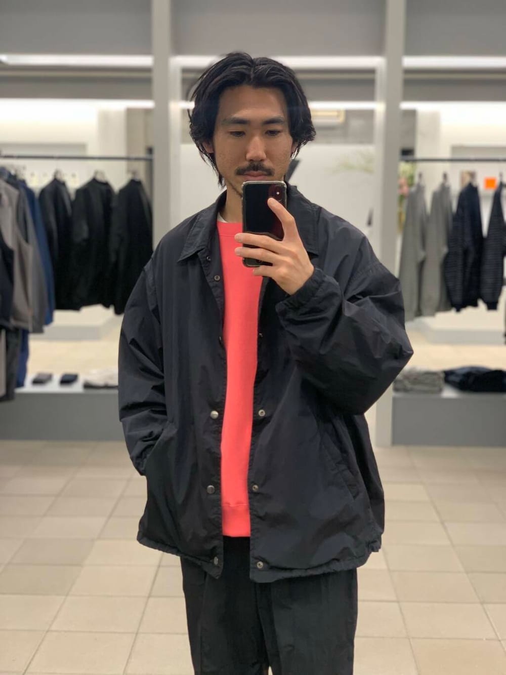 「大人カジュアル、ワイドパンツ、ストリート、オーバーサイズ、イージーパンツ、スウェット、コーチジャケット、春コーデ、スニーカーコーデ、リラックス、羽織り、ナイロンパンツ、widedad、大人リラックス、オススメ春アウター」｜「URBAN RESEARCHのSUPER WIDE SWEAT CREW-NECK（スウェット、ピンク系）」を使った、KUROKAWA DAIKIさん（メンズ・168cm）の春コーディネートの6枚目の写真