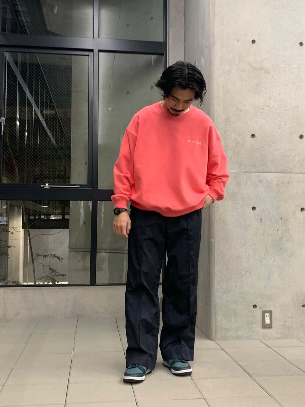 「大人カジュアル、ワイドパンツ、ストリート、オーバーサイズ、イージーパンツ、スウェット、コーチジャケット、春コーデ、スニーカーコーデ、リラックス、羽織り、ナイロンパンツ、widedad、大人リラックス、オススメ春アウター」｜「URBAN RESEARCHのSUPER WIDE SWEAT CREW-NECK（スウェット、ピンク系）」を使った、KUROKAWA DAIKIさん（メンズ・168cm）の春コーディネートの5枚目の写真