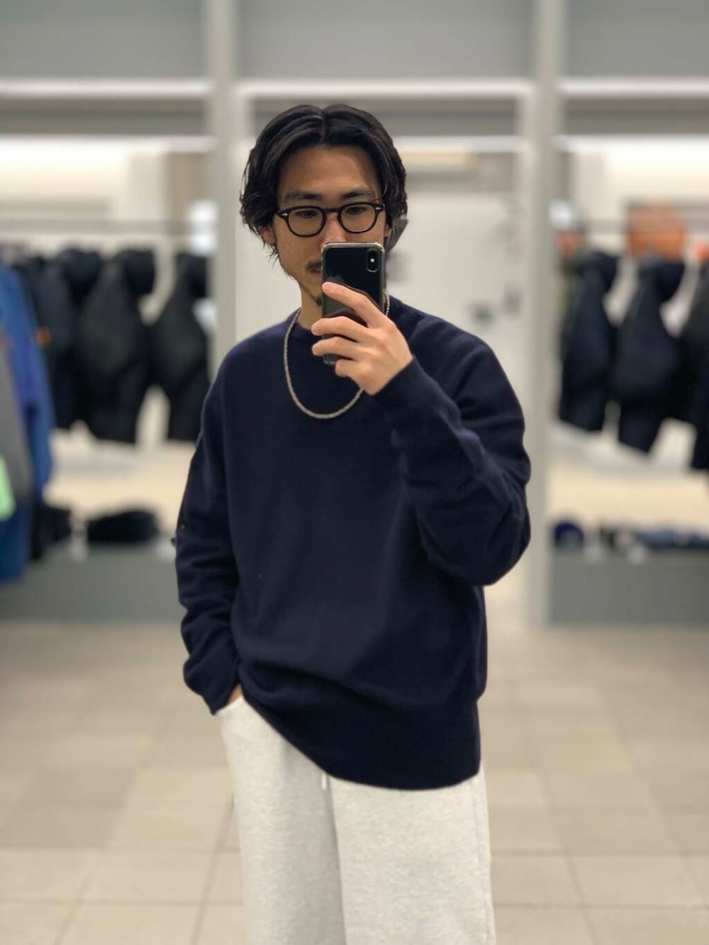 ブルー系のナイロンジャケット、グレー系のスウェットパンツ、ブルー系のニット/セーターを着用したメンズの冬コーディネートの7枚目の写真