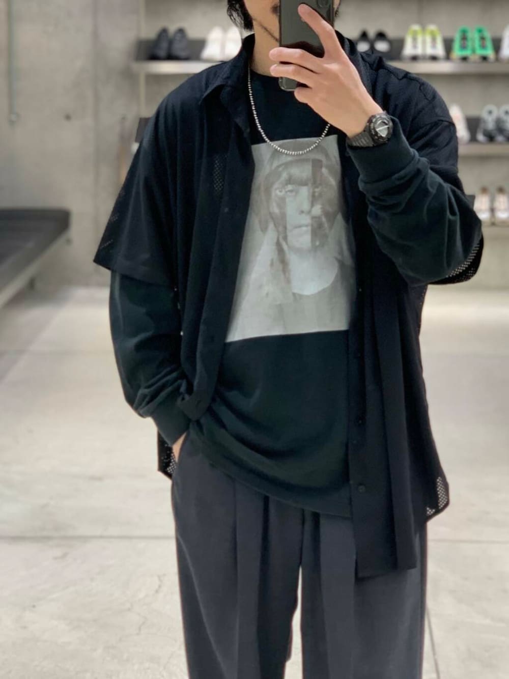 「大人カジュアル、ワイドパンツ、Tシャツ、オーバーサイズ、イージーパンツ、別注、ロンT、機能素材、春コーデ、夏コーデ、リラックス、メッシュ、シャツコーデ、ビルケン、グラフィックt」｜「ATONの『別注』ATON×URBAN RESEARCH　TWO TUCKED EASY PANTS（その他パンツ、グレー系）」を使った、KUROKAWA DAIKIさん（メンズ・168cm）の春コーディネートの6枚目の写真
