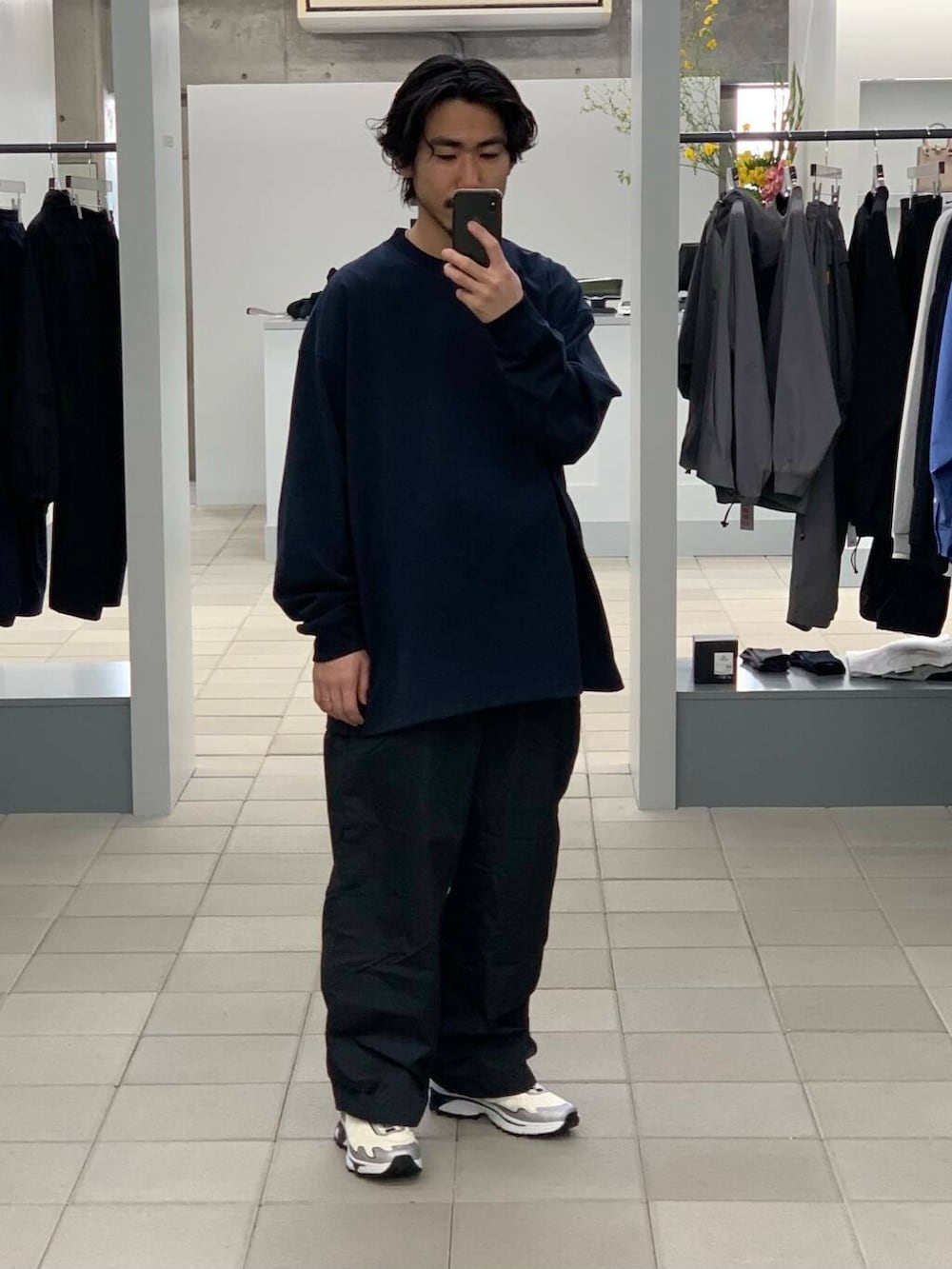「大人カジュアル、ワイドパンツ、オーバーサイズ、イージーパンツ、ロンT、機能素材、春コーデ、スニーカーコーデ、リラックス、テック、ナイロンパンツ、widedad、ddddddd、大人リラックス、ワイドダット」｜「URBAN RESEARCHのNYLON SUPER WIDE PANTS（その他パンツ、ブルー系）」を使った、KUROKAWA DAIKIさん（メンズ・168cm）の春コーディネートの2枚目の写真