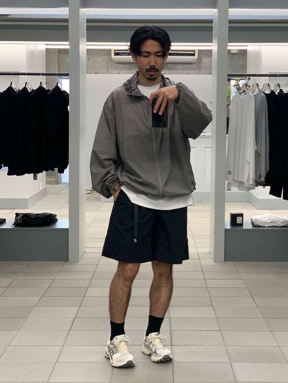 「大人カジュアル、Tシャツ、オーバーサイズ、イージーパンツ、別注、champion、機能素材、グラミチ、スニーカーコーデ、夏コーデ、ショーツ、LOWERCASE、リラックス、tシャツコーデ、asics」｜「GramicciのGramicci / LOWERCASE　NYLON LOOSE SHORT（その他パンツ、ブルー系）」を使った、KUROKAWA DAIKIさん（メンズ・168cm）の春コーディネートの2枚目の写真