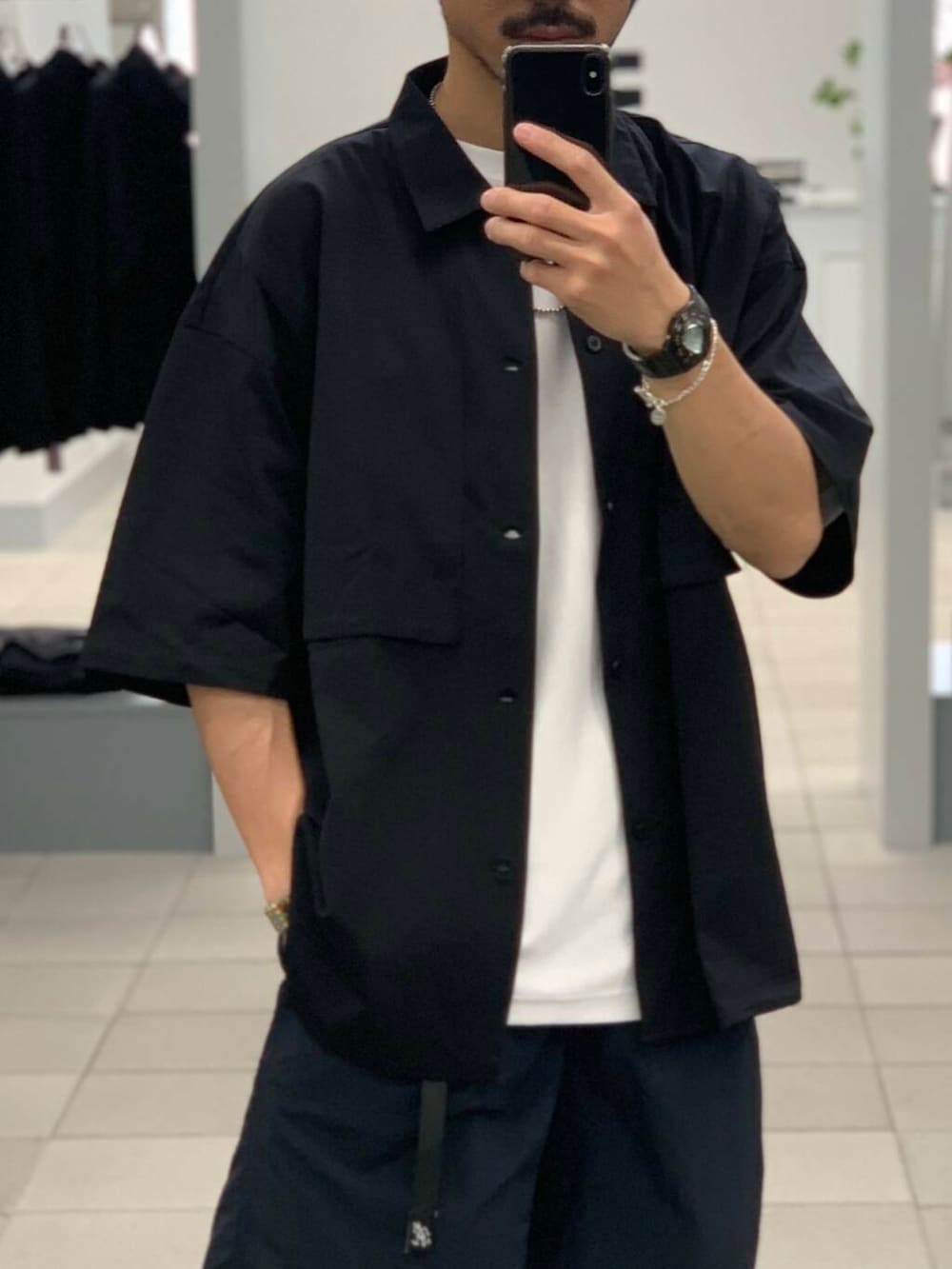 「大人カジュアル、Tシャツ、オーバーサイズ、イージーパンツ、別注、champion、機能素材、グラミチ、半袖シャツ、スニーカーコーデ、夏コーデ、ショーツ、リラックス、シャツコーデ、tシャツコーデ」｜「GramicciのGramicci / LOWERCASE　NYLON LOOSE SHORT（その他パンツ、ブルー系）」を使った、KUROKAWA DAIKIさん（メンズ・168cm）の春コーディネートの6枚目の写真