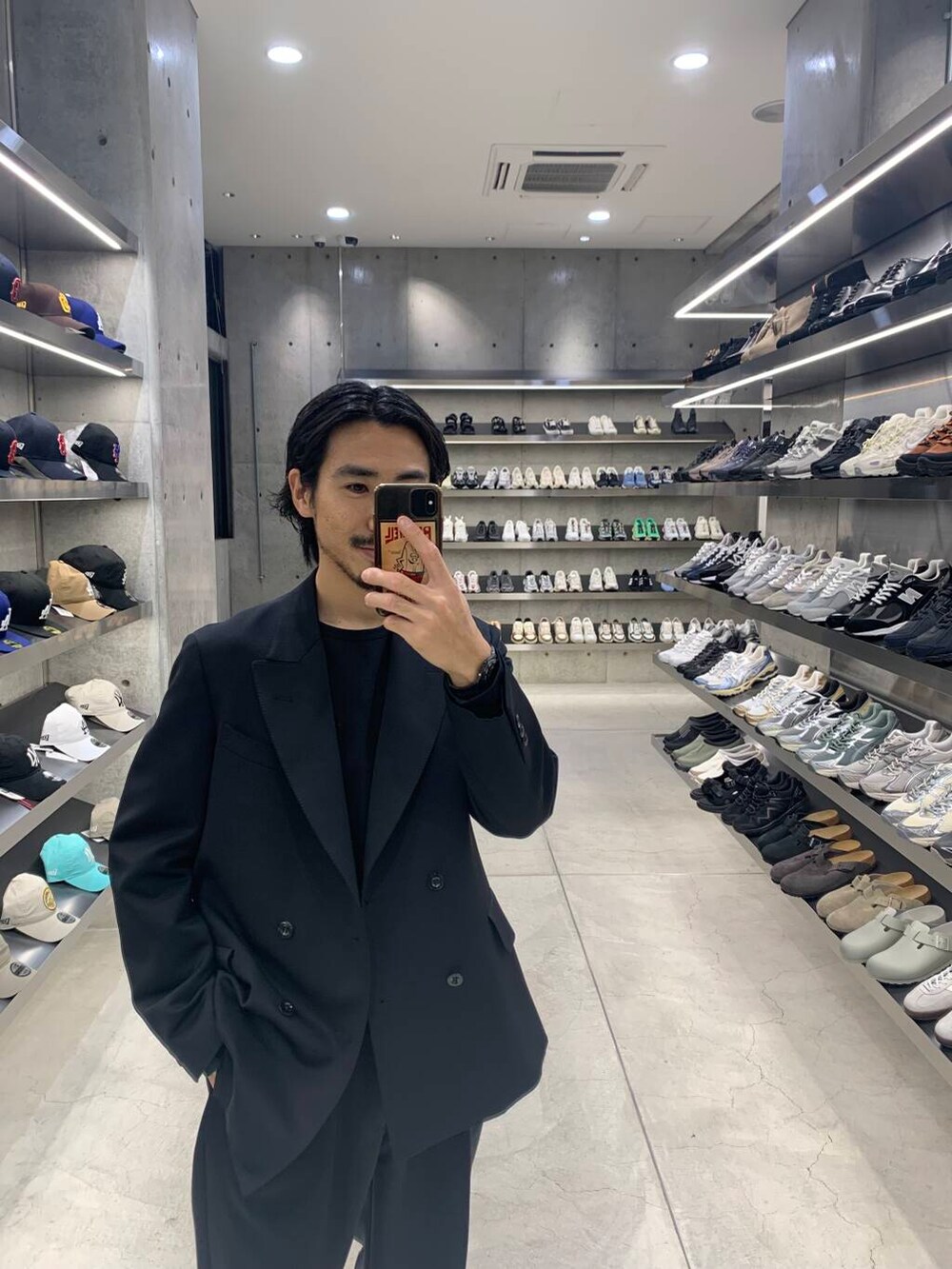 ブラック系のドレスシューズ、ブラック系のTシャツ/カットソー、ブラック系のその他パンツを着用したメンズの冬コーディネートの6枚目の写真