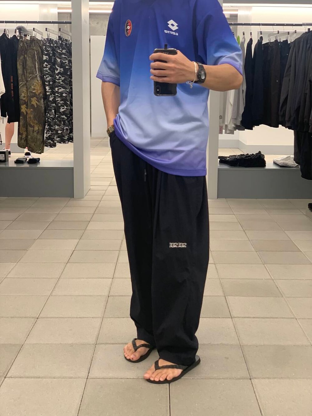 「大人カジュアル、ブルー、夏コーデ、リラックス、グラデーション、ゲームシャツ、大人リラックス、lotto」｜「LOTTOのLOTTO　GRADATION GAME SHIRTS（Tシャツ/カットソー、ブルー系）」を使った、KUROKAWA DAIKIさん（メンズ・168cm）の夏コーディネートの4枚目の写真