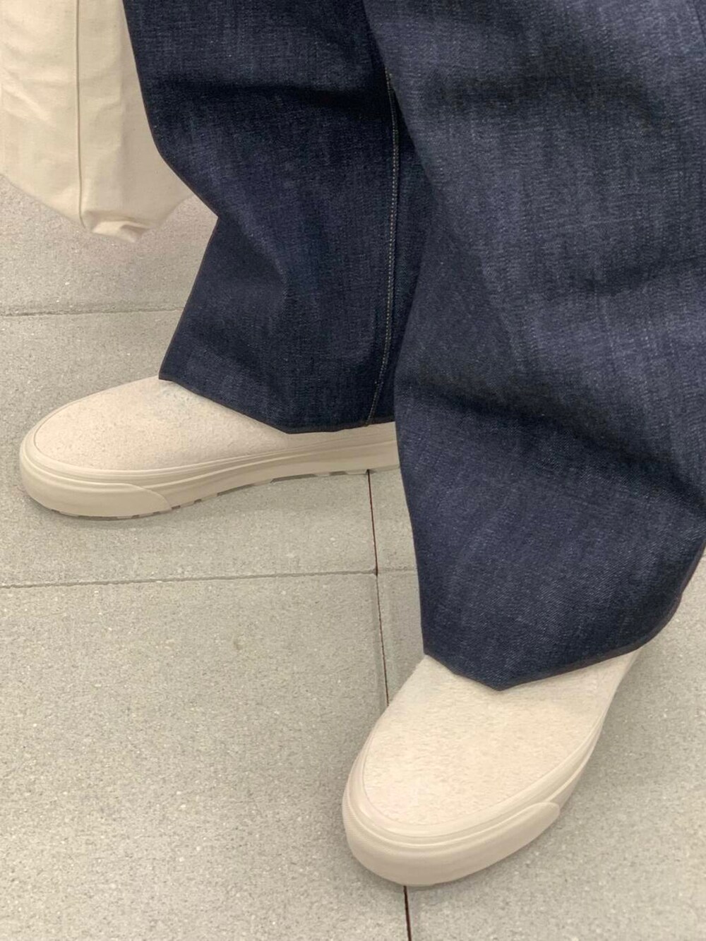 「lee、大人カジュアル、デニム、ワイドパンツ、vans、スラックス、オーバーサイズ、春コーデ、スニーカーコーデ、デニムコーデ、リラックス、URBS、ポリプロイド、大人リラックス、スタッフが狙う春の新作」｜「Leeの『別注』Lee101×URBAN RESEARCH　COWBOYPANTS（デニムパンツ、ブルー系）」を使った、KUROKAWA DAIKIさん（メンズ・168cm）の冬コーディネートの5枚目の写真