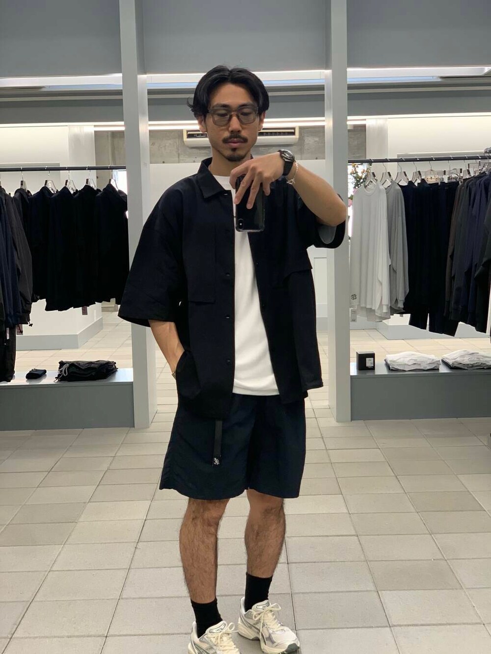 「大人カジュアル、Tシャツ、オーバーサイズ、イージーパンツ、別注、champion、機能素材、グラミチ、半袖シャツ、スニーカーコーデ、夏コーデ、ショーツ、リラックス、シャツコーデ、tシャツコーデ」｜「GramicciのGramicci / LOWERCASE　NYLON LOOSE SHORT（その他パンツ、ブルー系）」を使った、KUROKAWA DAIKIさん（メンズ・168cm）の春コーディネートの5枚目の写真