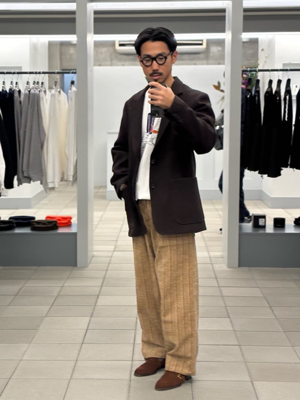 ブラウン系のその他アウター、パープル系のその他パンツ、ブラウン系のローファーを着用したメンズの秋コーディネートの2枚目の写真