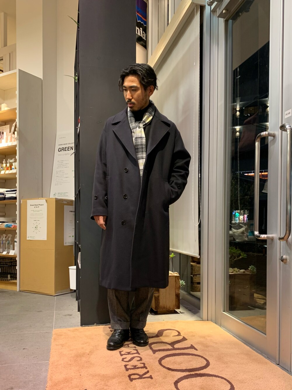 「ビッグシルエット、きれいめカジュアル、シンプルスタイル、ドレス、チェック、バルマカーンコート、アーバンリサーチ、アーバンリサーチドアーズ」｜「URBAN RESEARCH DOORSのオーバーバルマカンコート（チェスターコート、ブルー系）」を使った、KUROKAWA DAIKIさん（メンズ・168cm）の冬コーディネートの3枚目の写真
