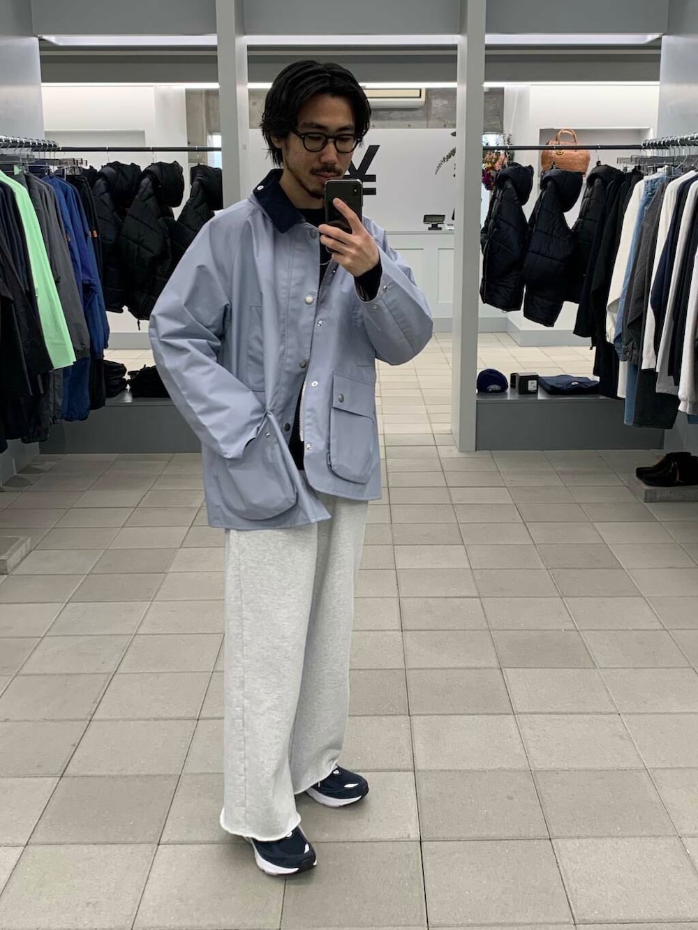 ブルー系のナイロンジャケット、グレー系のスウェットパンツ、ブルー系のニット/セーターを着用したメンズの冬コーディネートの2枚目の写真