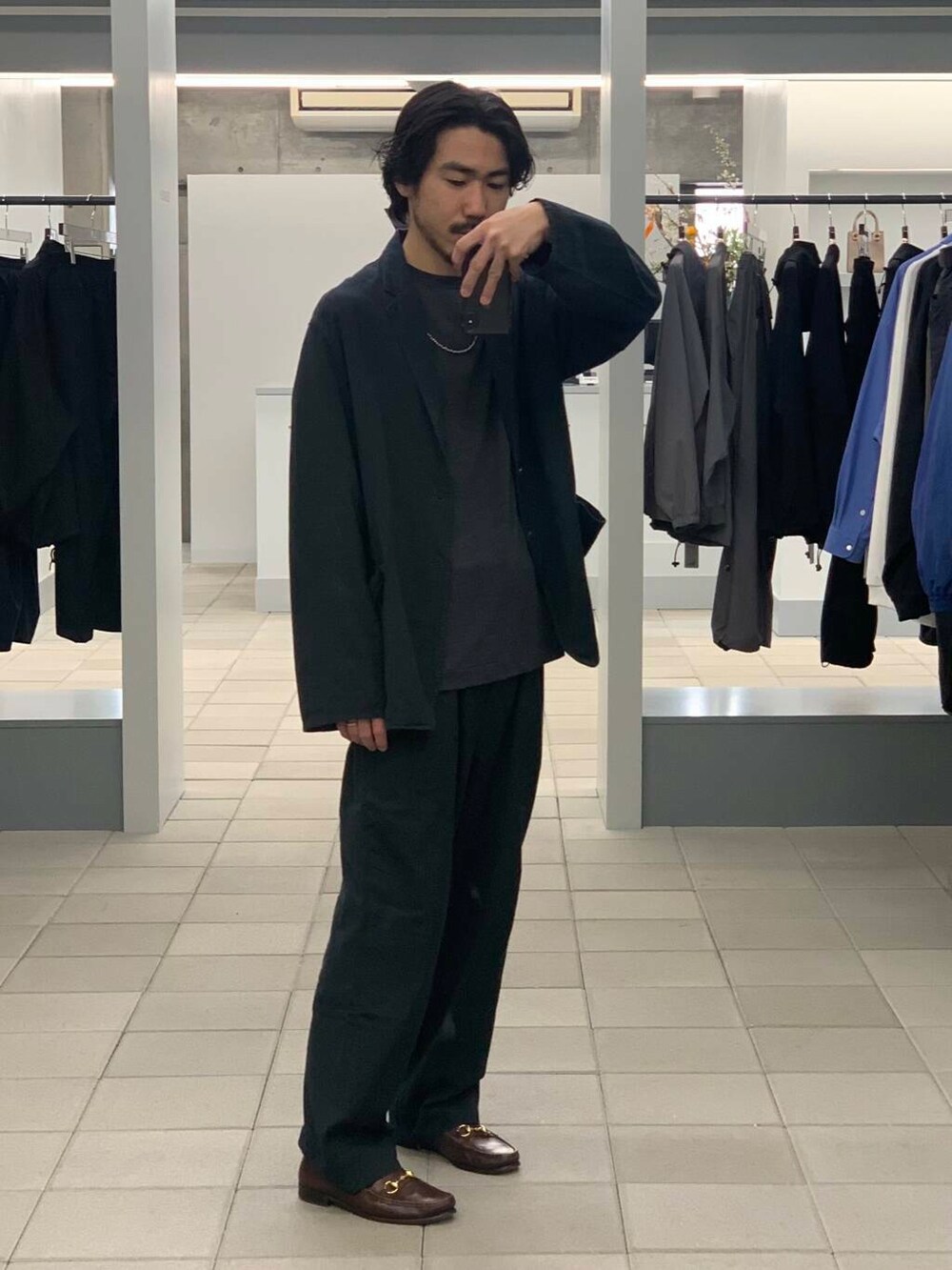 「大人カジュアル、デニム、ワイドパンツ、ジャケットスタイル、セットアップ、ローファー、春コーデ、リラックス、オーバーダイ、newbasic、大人リラックス、スタッフが狙う春の新作」｜「URBAN RESEARCHのnew basic デニムオーバーダイパンツ（デニムパンツ、ブラック系）」を使った、KUROKAWA DAIKIさん（メンズ・168cm）の春コーディネートの2枚目の写真