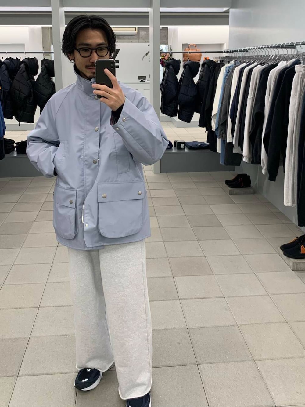 ブルー系のナイロンジャケット、グレー系のスウェットパンツ、ブルー系のニット/セーターを着用したメンズの冬コーディネートの4枚目の写真