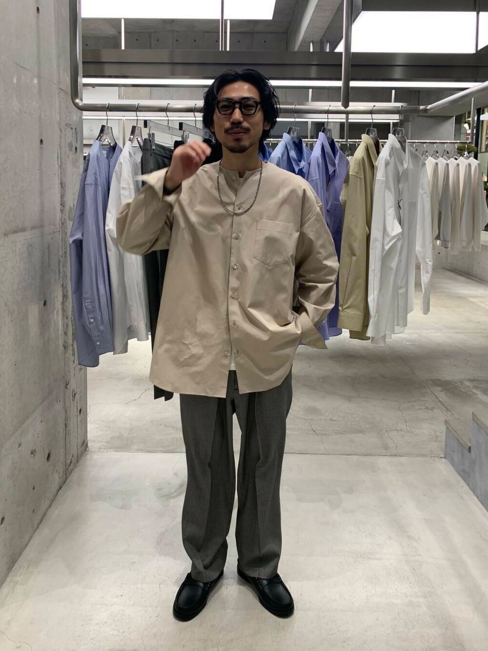 「大人カジュアル、ワイドパンツ、スラックス、オーバーサイズ、革靴、春コーデ、リラックス、シャツコーデ、羽織り、wool、革靴コーデ、パラブーツ、newbasic、大人リラックス、スタッフが狙う春の新作」｜「URBAN RESEARCHのPARABOOT　CORAUX（ローファー、ブラック系）」を使った、KUROKAWA DAIKIさん（メンズ・168cm）の冬コーディネートの2枚目の写真