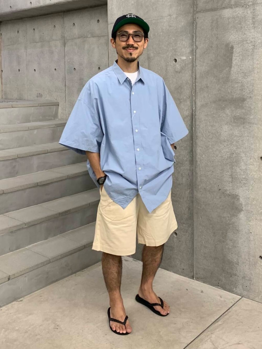 「シャツ、大人カジュアル、ワイドパンツ、オーバーサイズ、イージーパンツ、サンダル、ブルー、夏コーデ、ショーツ、リラックス、シャツコーデ、ショーツコーデ、サマーショーツ、widedad、大人リラックス」｜「guepardのguepard　gp-17（メガネ、グレー系）」を使った、KUROKAWA DAIKIさん（メンズ・168cm）の夏コーディネートの6枚目の写真