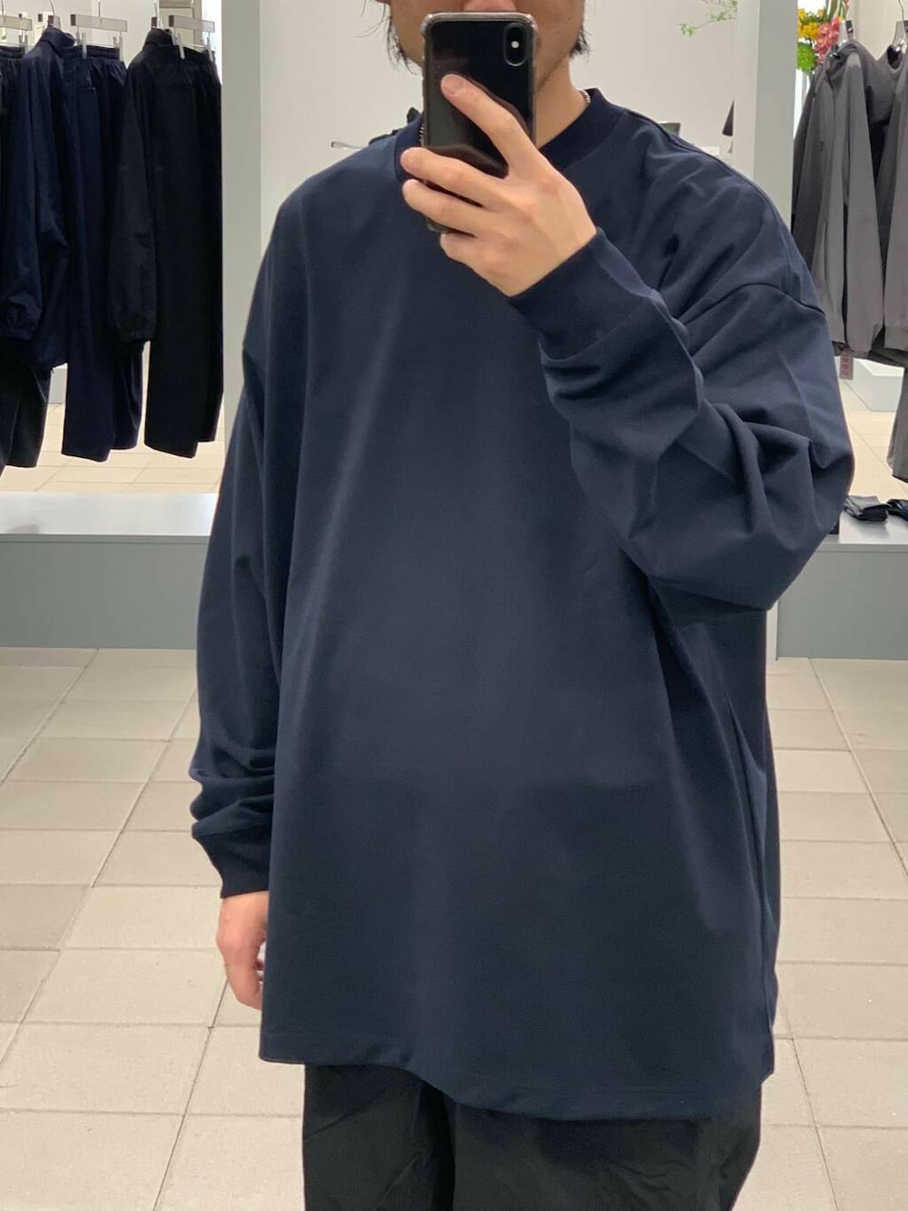 「大人カジュアル、ワイドパンツ、オーバーサイズ、イージーパンツ、ロンT、機能素材、春コーデ、スニーカーコーデ、リラックス、テック、ナイロンパンツ、widedad、ddddddd、大人リラックス、ワイドダット」｜「URBAN RESEARCHのNYLON SUPER WIDE PANTS（その他パンツ、ブルー系）」を使った、KUROKAWA DAIKIさん（メンズ・168cm）の春コーディネートの4枚目の写真