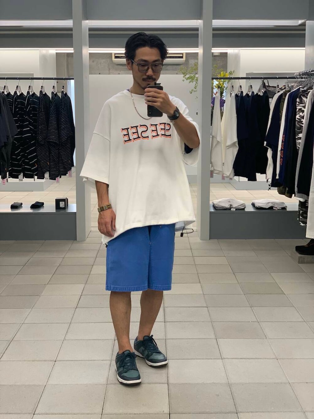 「大人カジュアル、オーバーサイズ、夏コーデ、ショーツ、リラックス、tシャツコーデ、ドローコード、ショーツコーデ、大人リラックス、lotto、ロット、カラーショーツ」｜「LOTTOのLOTTO　DOUBLE KNEE SHORTS（その他パンツ、ブルー系）」を使った、KUROKAWA DAIKIさん（メンズ・168cm）の夏コーディネートの3枚目の写真