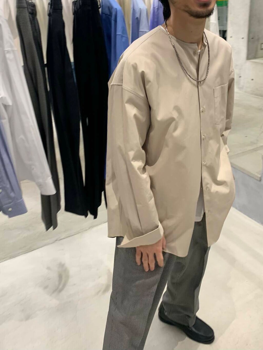 「大人カジュアル、ワイドパンツ、スラックス、オーバーサイズ、革靴、春コーデ、リラックス、シャツコーデ、羽織り、wool、革靴コーデ、パラブーツ、newbasic、大人リラックス、スタッフが狙う春の新作」｜「URBAN RESEARCHのPARABOOT　CORAUX（ローファー、ブラック系）」を使った、KUROKAWA DAIKIさん（メンズ・168cm）の冬コーディネートの4枚目の写真