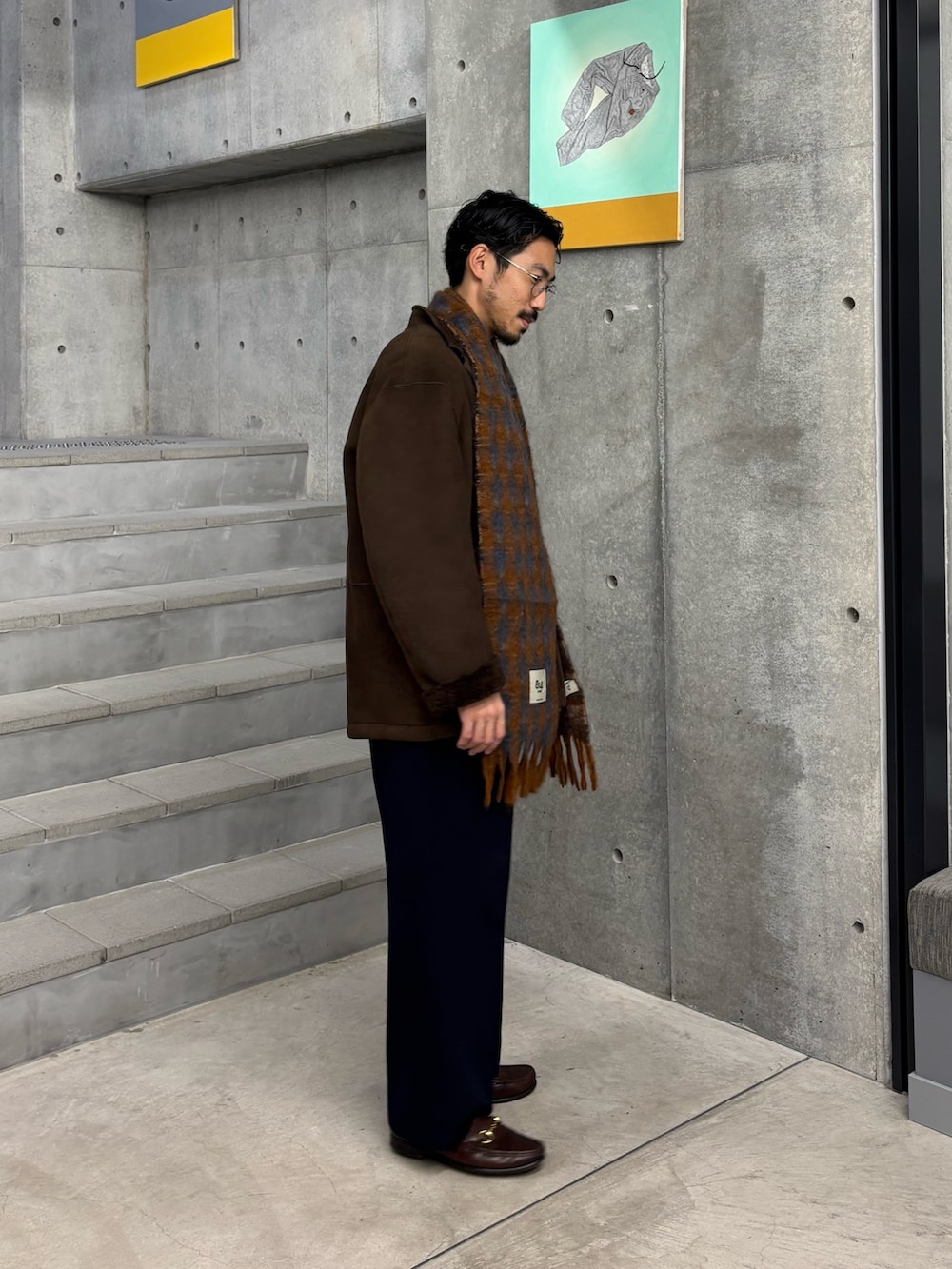 ブラウン系のその他アウター、ブルー系のその他パンツ、グレー系のマフラーを着用したメンズの秋コーディネートの5枚目の写真