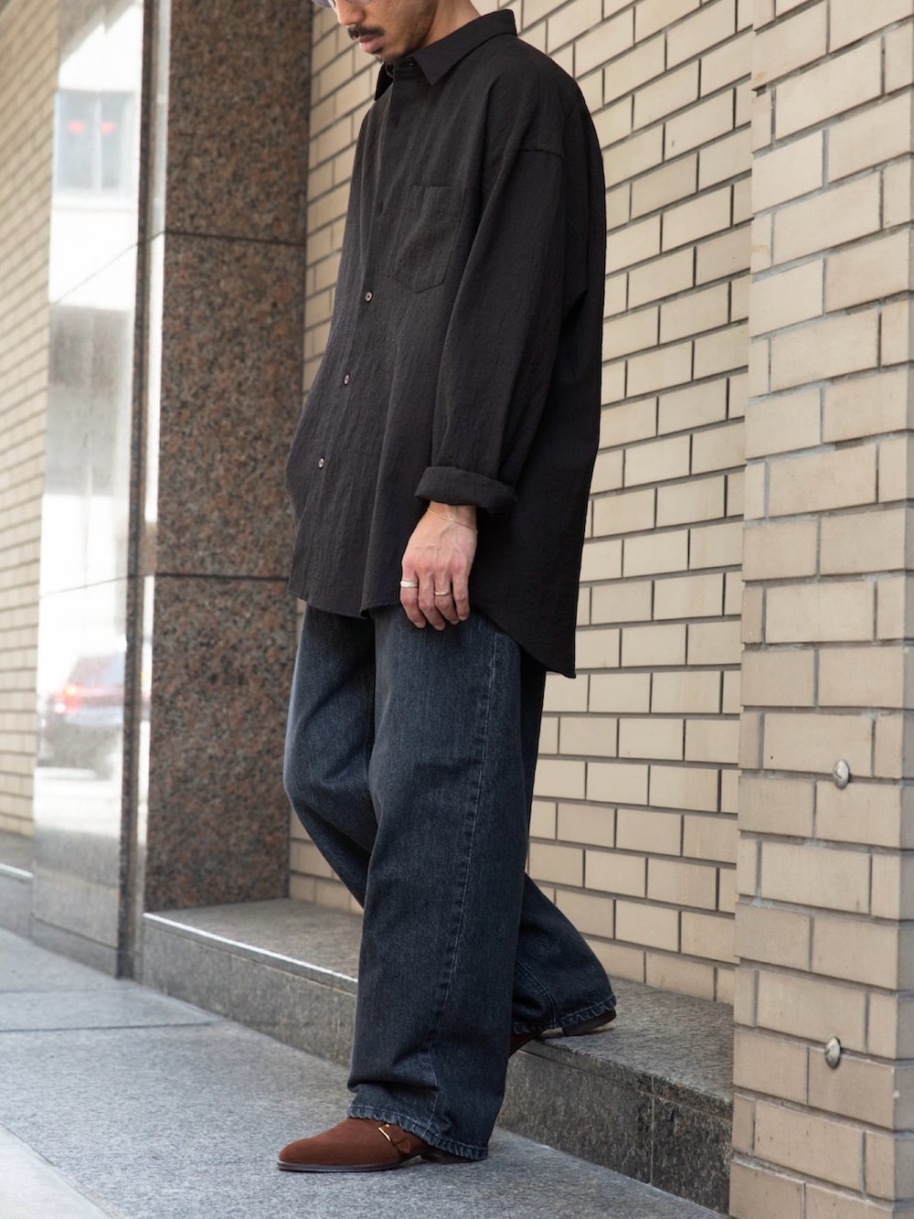 ブラウン系のシャツ/ブラウス、ブラック系のデニムパンツ、ブラウン系のローファーを着用したメンズの秋コーディネートの2枚目の写真