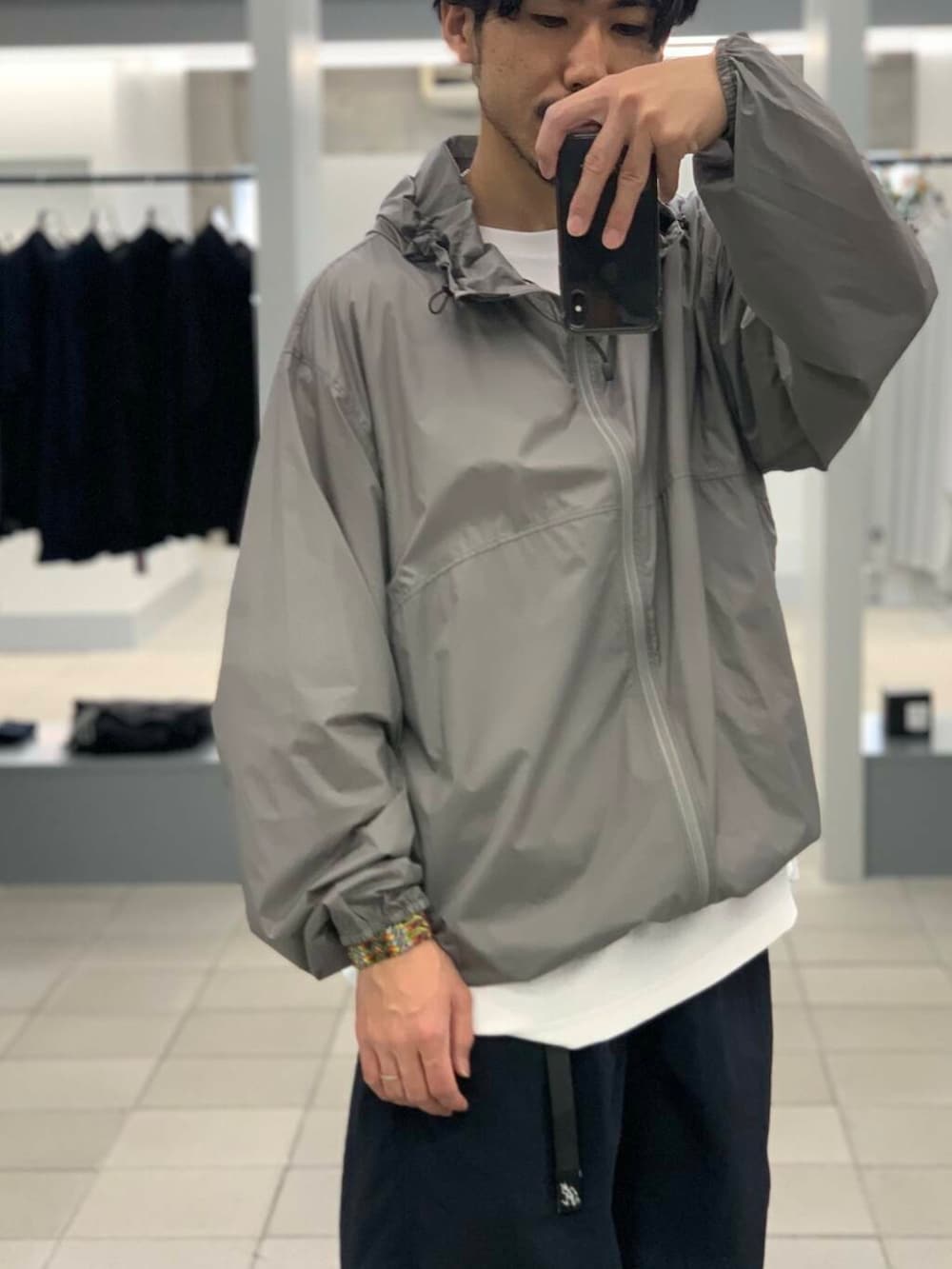 「大人カジュアル、Tシャツ、オーバーサイズ、イージーパンツ、別注、champion、機能素材、グラミチ、スニーカーコーデ、夏コーデ、ショーツ、LOWERCASE、リラックス、tシャツコーデ、asics」｜「GramicciのGramicci / LOWERCASE　NYLON LOOSE SHORT（その他パンツ、ブルー系）」を使った、KUROKAWA DAIKIさん（メンズ・168cm）の春コーディネートの5枚目の写真