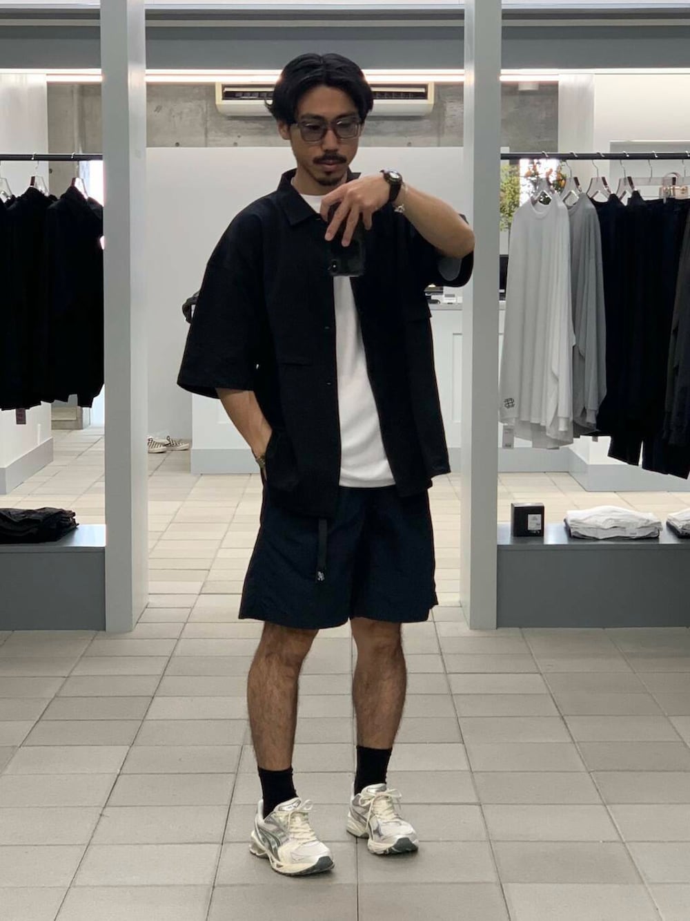 「大人カジュアル、Tシャツ、オーバーサイズ、イージーパンツ、別注、champion、機能素材、グラミチ、半袖シャツ、スニーカーコーデ、夏コーデ、ショーツ、リラックス、シャツコーデ、tシャツコーデ」｜「GramicciのGramicci / LOWERCASE　NYLON LOOSE SHORT（その他パンツ、ブルー系）」を使った、KUROKAWA DAIKIさん（メンズ・168cm）の春コーディネートの2枚目の写真