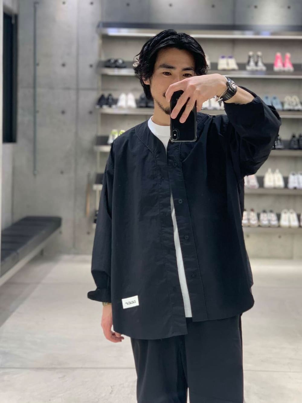 「大人カジュアル、ワイドパンツ、vans、オーバーサイズ、イージーパンツ、機能素材、スニーカーコーデ、夏コーデ、リラックス、シャツコーデ、ナイロンパンツ、ddddddd、大人リラックス」｜「VANSのVANS PREMIUM　Slip-On Reissue 98（スニーカー、ブラック系）」を使った、KUROKAWA DAIKIさん（メンズ・168cm）の春コーディネートの4枚目の写真
