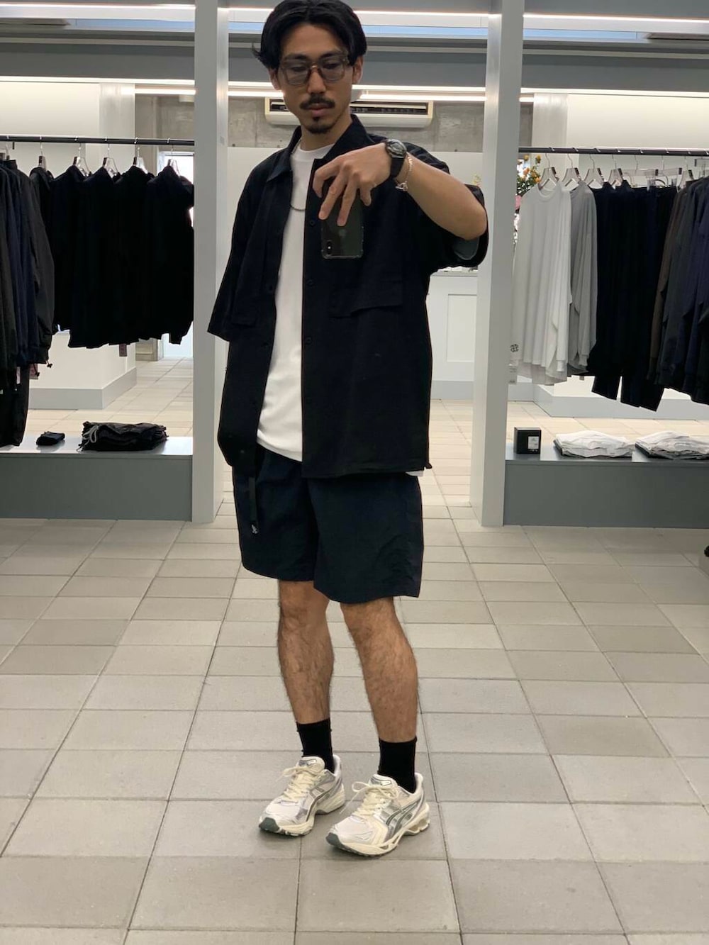 「大人カジュアル、Tシャツ、オーバーサイズ、イージーパンツ、別注、champion、機能素材、グラミチ、半袖シャツ、スニーカーコーデ、夏コーデ、ショーツ、リラックス、シャツコーデ、tシャツコーデ」｜「GramicciのGramicci / LOWERCASE　NYLON LOOSE SHORT（その他パンツ、ブルー系）」を使った、KUROKAWA DAIKIさん（メンズ・168cm）の春コーディネートの3枚目の写真