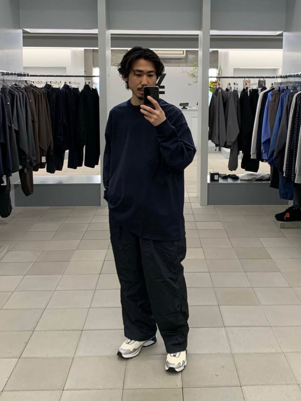 「大人カジュアル、ワイドパンツ、オーバーサイズ、イージーパンツ、ロンT、機能素材、春コーデ、スニーカーコーデ、リラックス、テック、ナイロンパンツ、widedad、ddddddd、大人リラックス、ワイドダット」｜「URBAN RESEARCHのNYLON SUPER WIDE PANTS（その他パンツ、ブルー系）」を使った、KUROKAWA DAIKIさん（メンズ・168cm）の春コーディネートの7枚目の写真