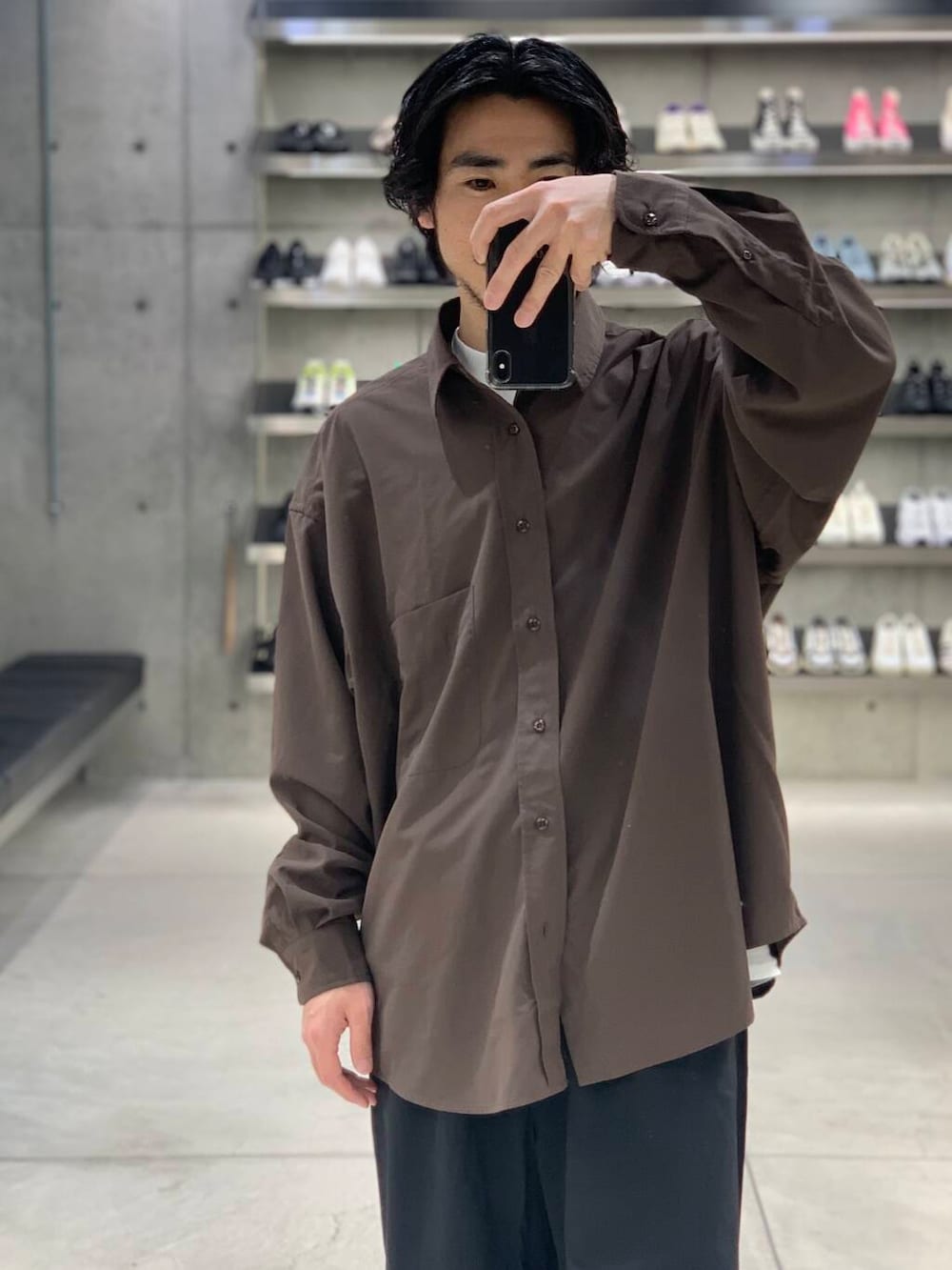 「大人カジュアル、ワイドパンツ、vans、オーバーサイズ、イージーパンツ、機能素材、スニーカーコーデ、夏コーデ、リラックス、シャツコーデ、ナイロンパンツ、ddddddd、大人リラックス」｜「VANSのVANS PREMIUM　Slip-On Reissue 98（スニーカー、ブラック系）」を使った、KUROKAWA DAIKIさん（メンズ・168cm）の春コーディネートの4枚目の写真