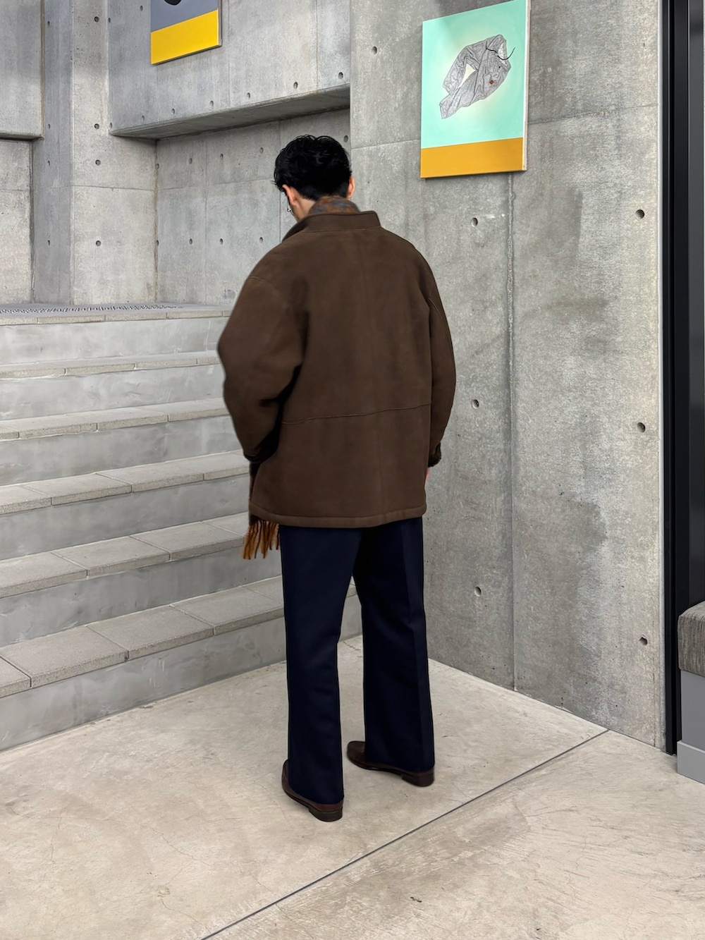 ブラウン系のその他アウター、ブルー系のその他パンツ、グレー系のマフラーを着用したメンズの秋コーディネートの7枚目の写真