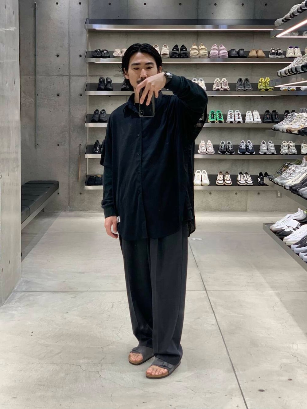 「大人カジュアル、ワイドパンツ、Tシャツ、オーバーサイズ、イージーパンツ、別注、ロンT、機能素材、春コーデ、夏コーデ、リラックス、メッシュ、シャツコーデ、ビルケン、グラフィックt」｜「ATONの『別注』ATON×URBAN RESEARCH　TWO TUCKED EASY PANTS（その他パンツ、グレー系）」を使った、KUROKAWA DAIKIさん（メンズ・168cm）の春コーディネートの3枚目の写真