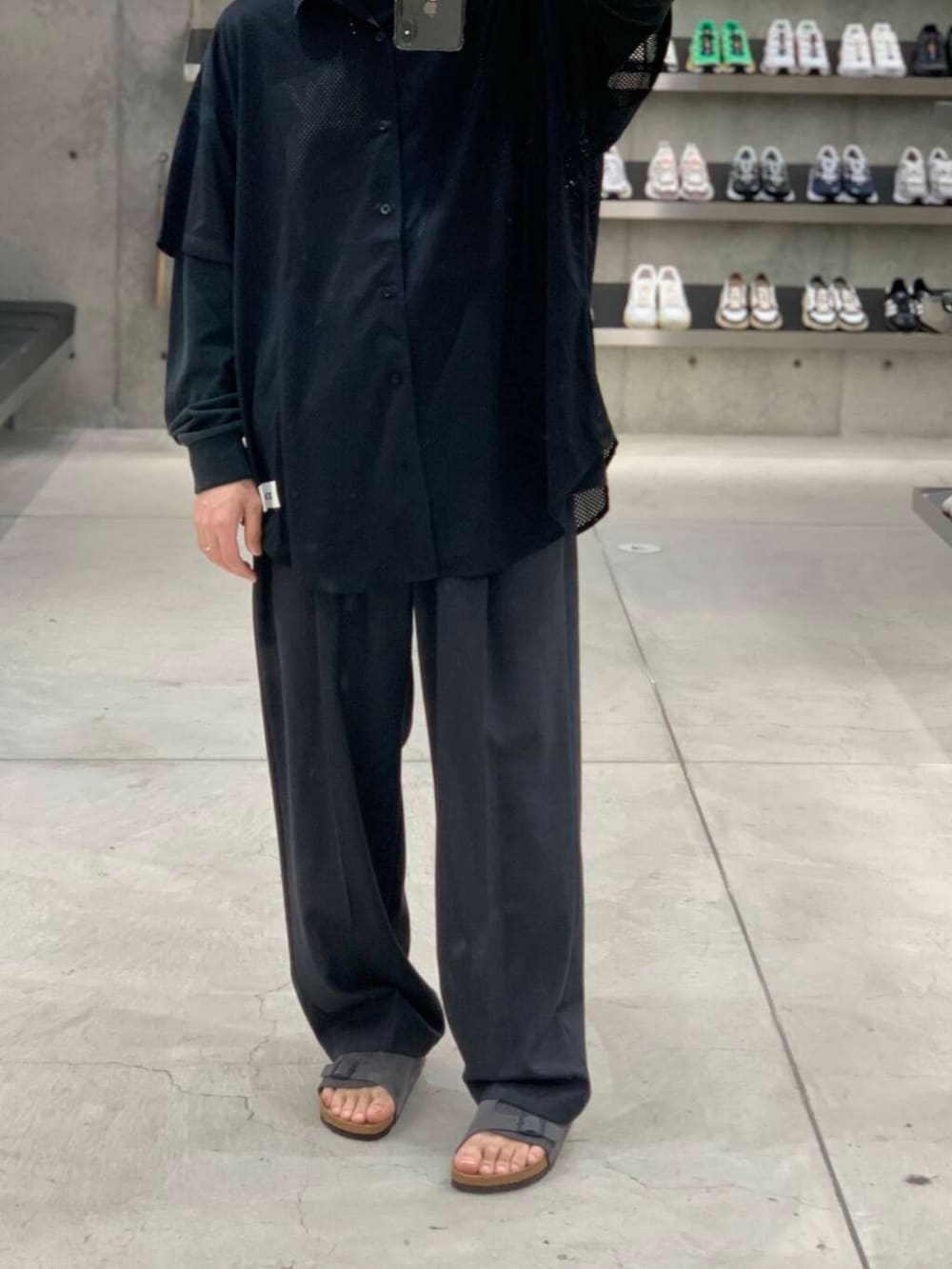 「大人カジュアル、ワイドパンツ、Tシャツ、オーバーサイズ、イージーパンツ、別注、ロンT、機能素材、春コーデ、夏コーデ、リラックス、メッシュ、シャツコーデ、ビルケン、グラフィックt」｜「ATONの『別注』ATON×URBAN RESEARCH　TWO TUCKED EASY PANTS（その他パンツ、グレー系）」を使った、KUROKAWA DAIKIさん（メンズ・168cm）の春コーディネートの7枚目の写真