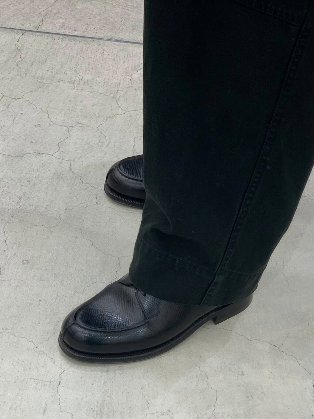 ブラック系のデニムジャケット、ブラック系のドレスシューズを着用したメンズの冬コーディネートの4枚目の写真