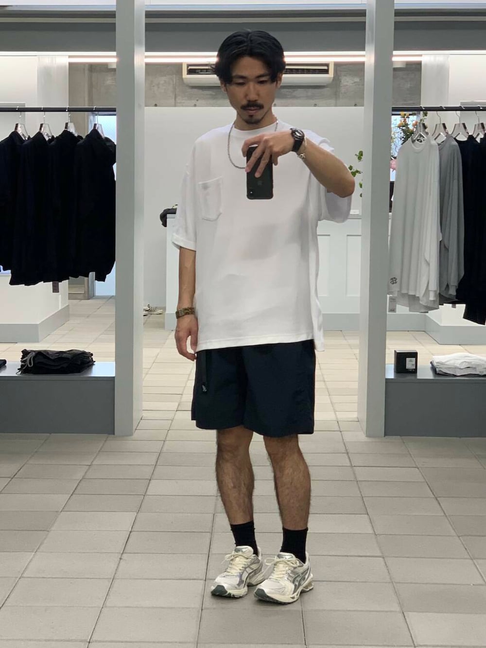 「大人カジュアル、Tシャツ、オーバーサイズ、イージーパンツ、別注、champion、機能素材、グラミチ、スニーカーコーデ、夏コーデ、ショーツ、LOWERCASE、リラックス、tシャツコーデ、asics」｜「GramicciのGramicci / LOWERCASE　NYLON LOOSE SHORT（その他パンツ、ブルー系）」を使った、KUROKAWA DAIKIさん（メンズ・168cm）の春コーディネートの7枚目の写真