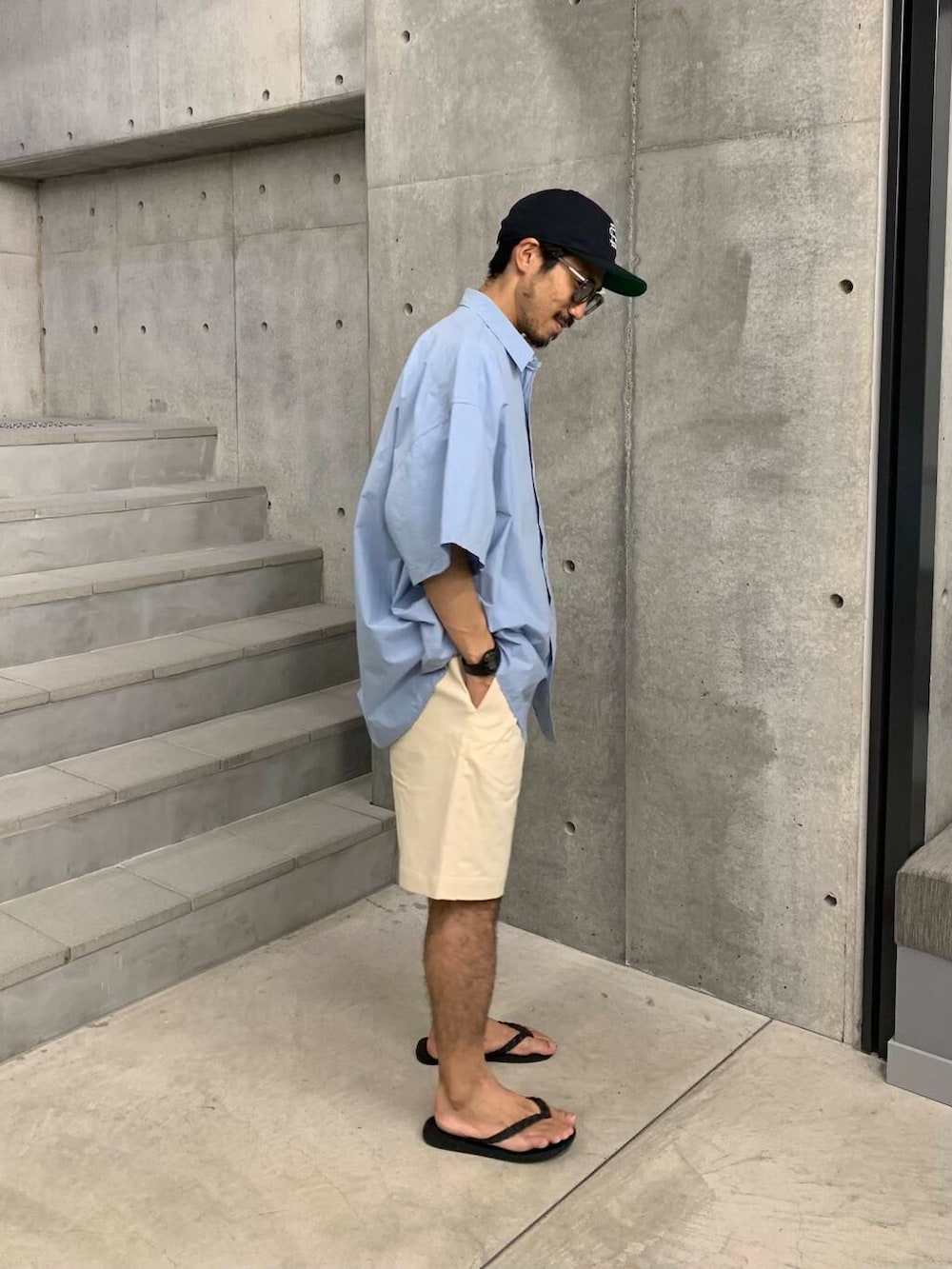 「シャツ、大人カジュアル、ワイドパンツ、オーバーサイズ、イージーパンツ、サンダル、ブルー、夏コーデ、ショーツ、リラックス、シャツコーデ、ショーツコーデ、サマーショーツ、widedad、大人リラックス」｜「guepardのguepard　gp-17（メガネ、グレー系）」を使った、KUROKAWA DAIKIさん（メンズ・168cm）の夏コーディネートの4枚目の写真