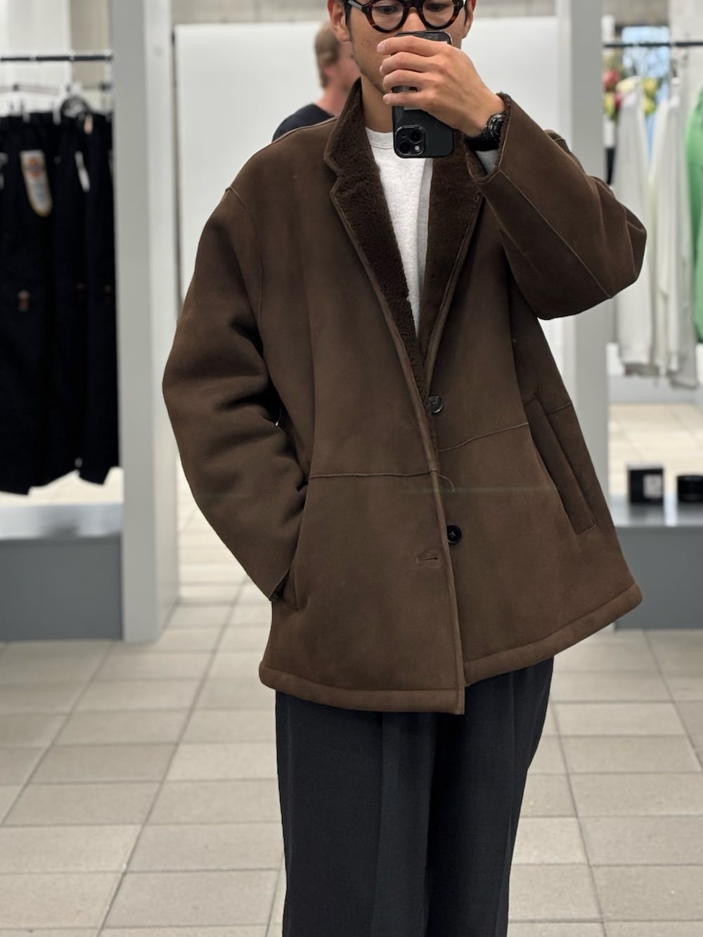 ブラウン系のその他アウター、グレー系のその他パンツ、ブラウン系のローファーを着用したメンズの秋コーディネートの4枚目の写真