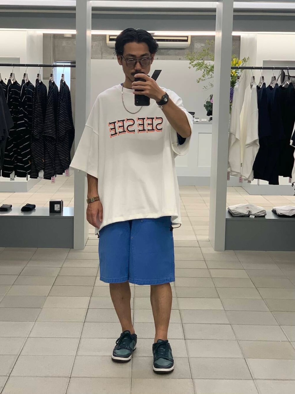 「大人カジュアル、オーバーサイズ、夏コーデ、ショーツ、リラックス、tシャツコーデ、ドローコード、ショーツコーデ、大人リラックス、lotto、ロット、カラーショーツ」｜「LOTTOのLOTTO　DOUBLE KNEE SHORTS（その他パンツ、ブルー系）」を使った、KUROKAWA DAIKIさん（メンズ・168cm）の夏コーディネートの5枚目の写真
