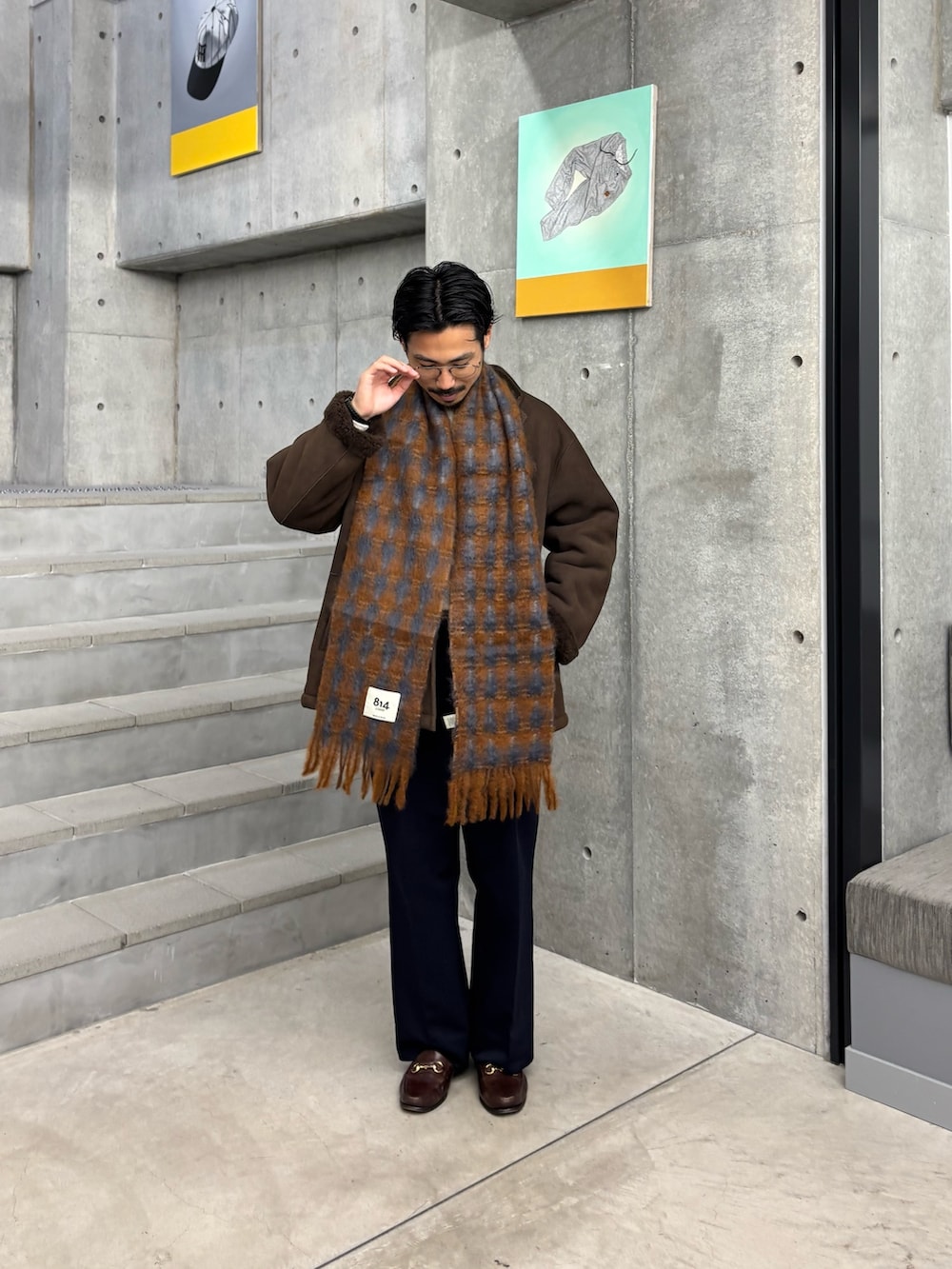 ブラウン系のその他アウター、ブルー系のその他パンツ、グレー系のマフラーを着用したメンズの秋コーディネートの8枚目の写真