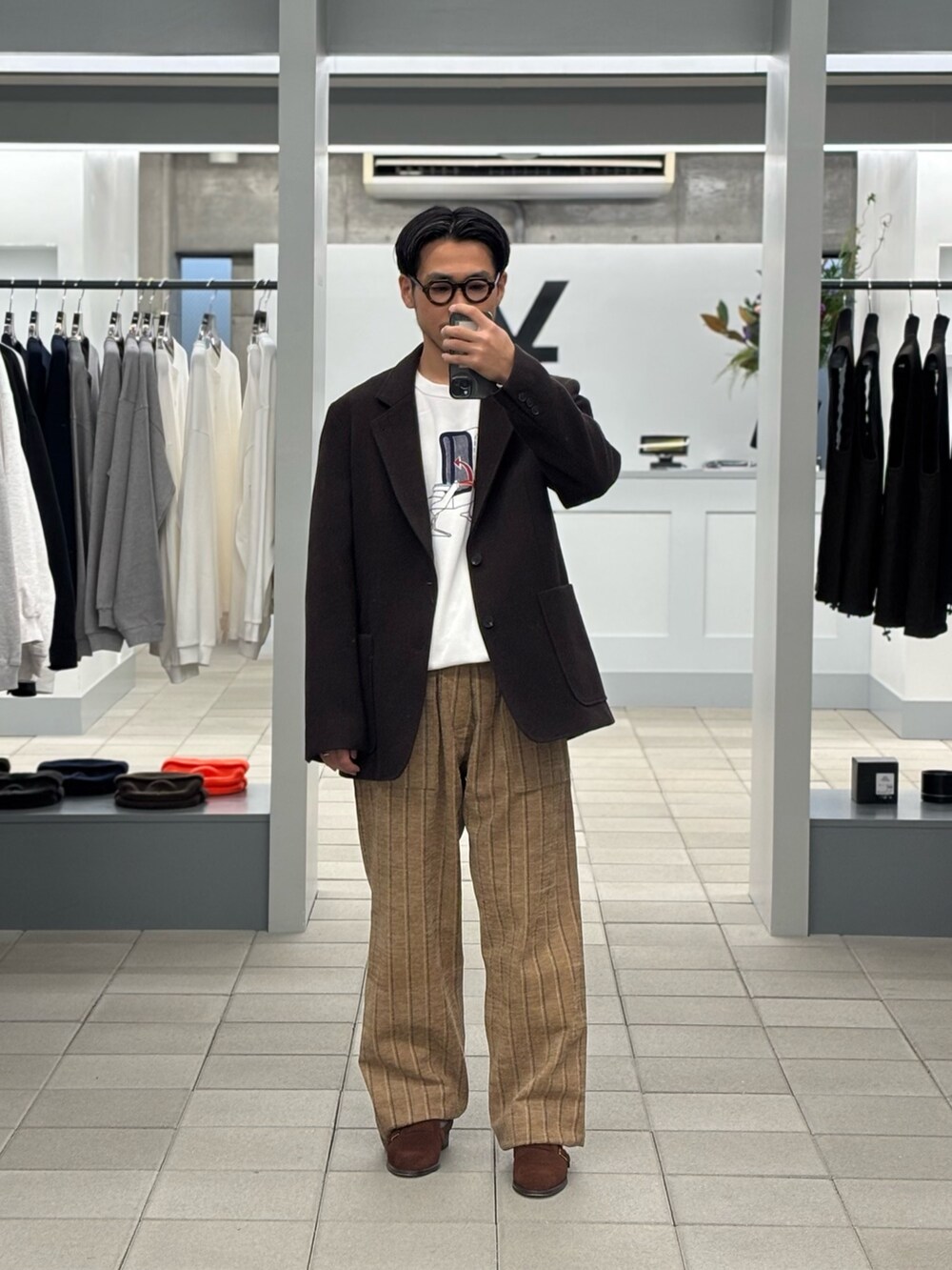 ブラウン系のその他アウター、パープル系のその他パンツ、ブラウン系のローファーを着用したメンズの秋コーディネートの5枚目の写真