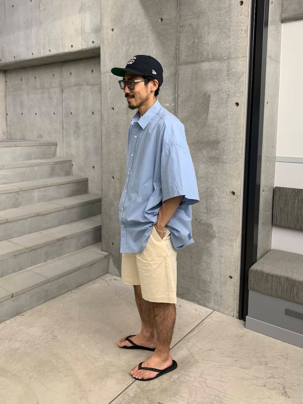 「シャツ、大人カジュアル、ワイドパンツ、オーバーサイズ、イージーパンツ、サンダル、ブルー、夏コーデ、ショーツ、リラックス、シャツコーデ、ショーツコーデ、サマーショーツ、widedad、大人リラックス」｜「guepardのguepard　gp-17（メガネ、グレー系）」を使った、KUROKAWA DAIKIさん（メンズ・168cm）の夏コーディネートの2枚目の写真