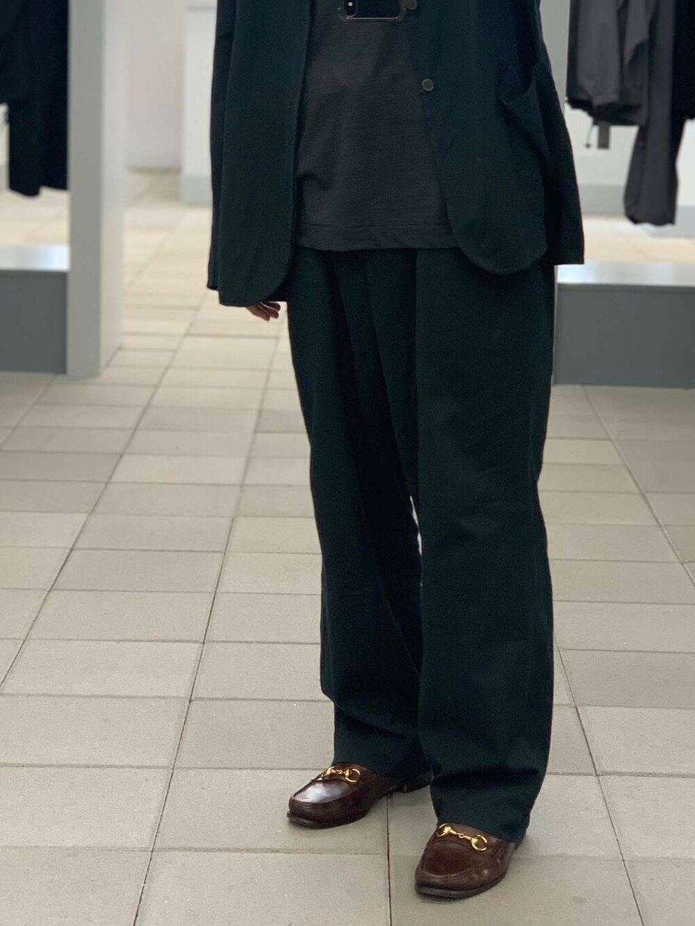 「大人カジュアル、デニム、ワイドパンツ、ジャケットスタイル、セットアップ、ローファー、春コーデ、リラックス、オーバーダイ、newbasic、大人リラックス、スタッフが狙う春の新作」｜「URBAN RESEARCHのnew basic デニムオーバーダイパンツ（デニムパンツ、ブラック系）」を使った、KUROKAWA DAIKIさん（メンズ・168cm）の春コーディネートの4枚目の写真