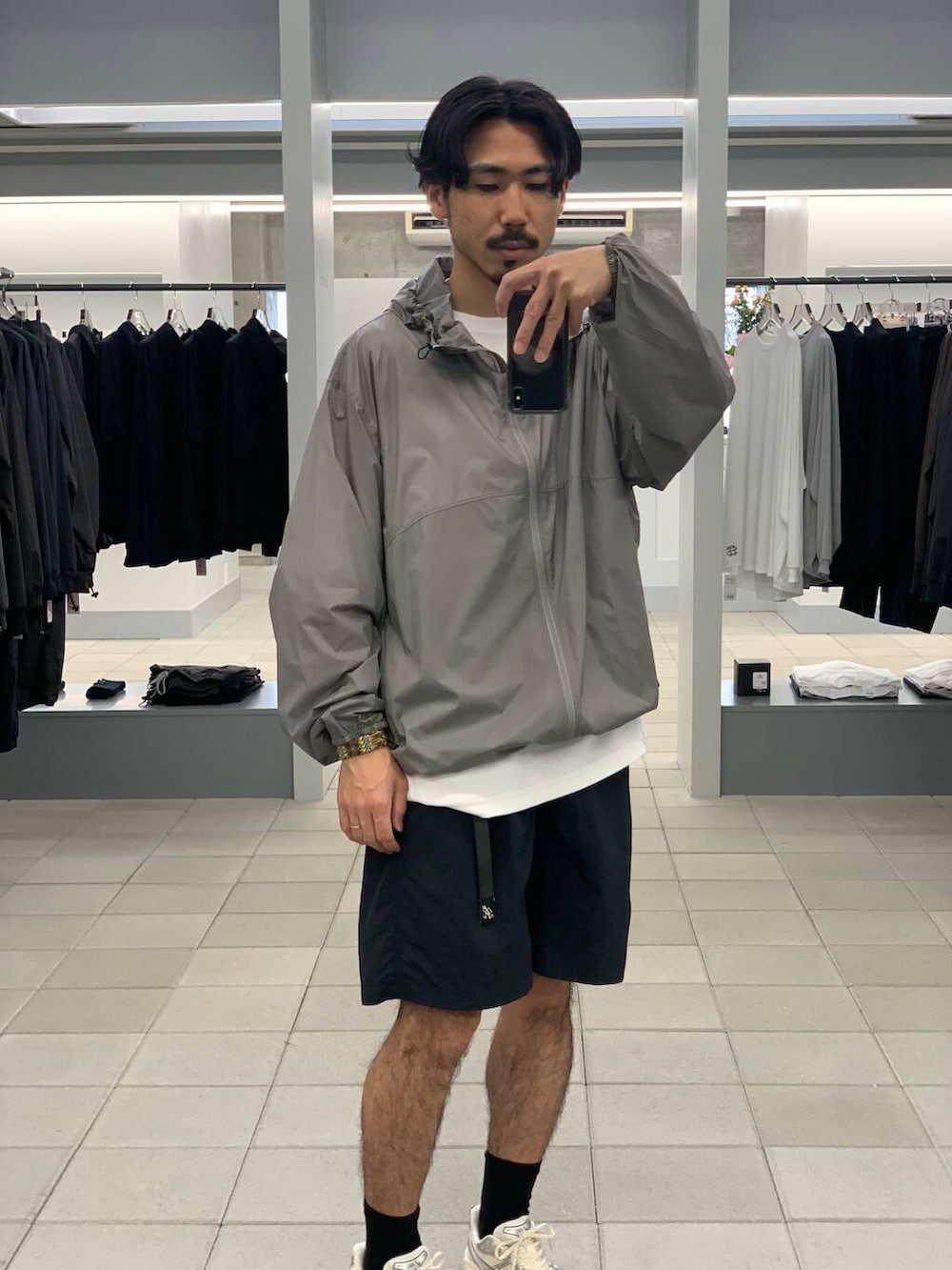 「大人カジュアル、Tシャツ、オーバーサイズ、イージーパンツ、別注、champion、機能素材、グラミチ、スニーカーコーデ、夏コーデ、ショーツ、LOWERCASE、リラックス、tシャツコーデ、asics」｜「GramicciのGramicci / LOWERCASE　NYLON LOOSE SHORT（その他パンツ、ブルー系）」を使った、KUROKAWA DAIKIさん（メンズ・168cm）の春コーディネートの3枚目の写真