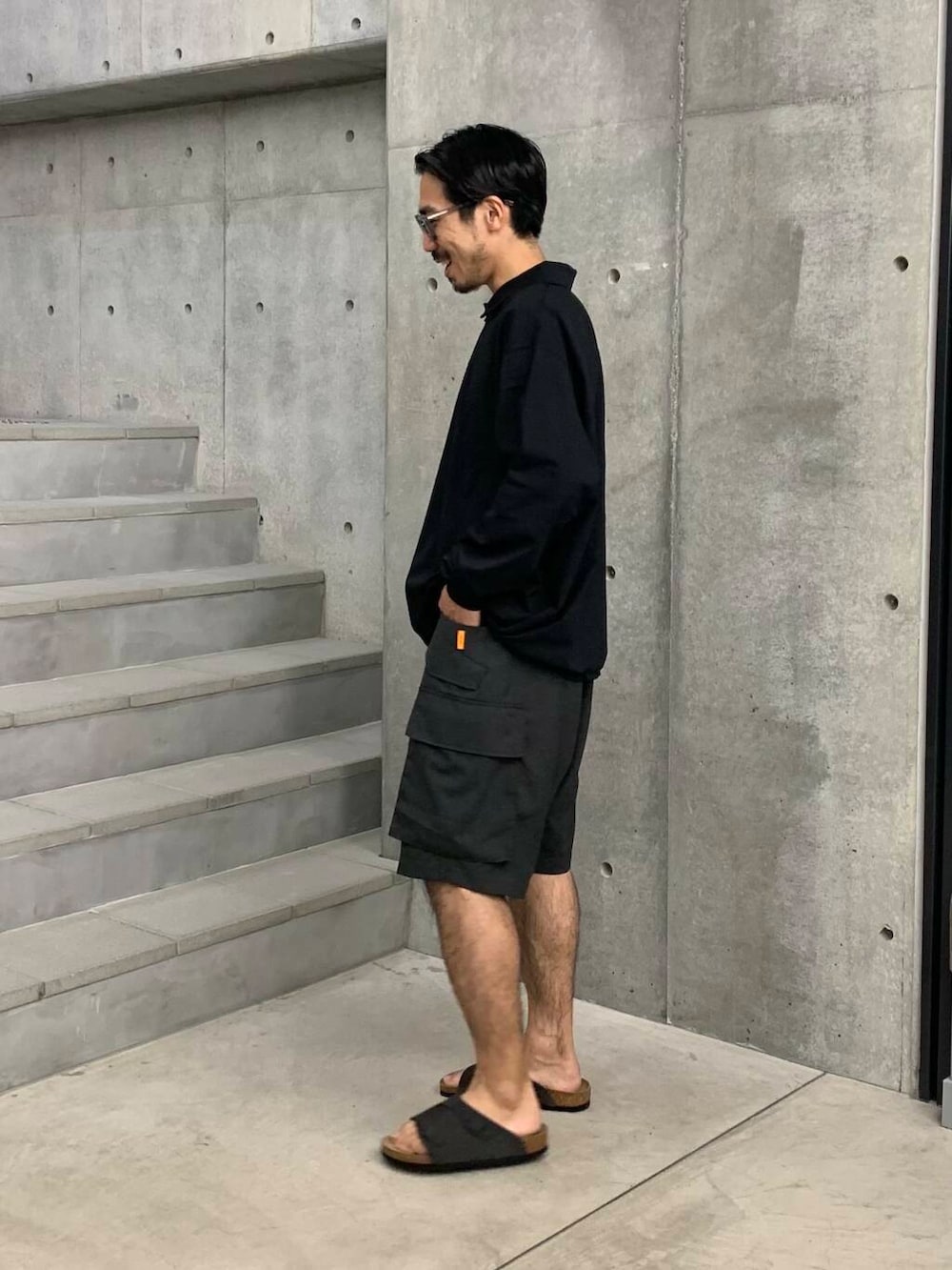 「大人カジュアル、オーバーサイズ、イージーパンツ、夏コーデ、ショーツ、リラックス、ポロシャツ、イージーケア、ショーツコーデ、サマーショーツ、widedad、大人リラックス、shadetech」｜「BIRKENSTOCKのBIRKENSTOCK　Exclusive Zurich(Narrow)（サンダル、グレー系）」を使った、KUROKAWA DAIKIさん（メンズ・168cm）の夏コーディネートの5枚目の写真